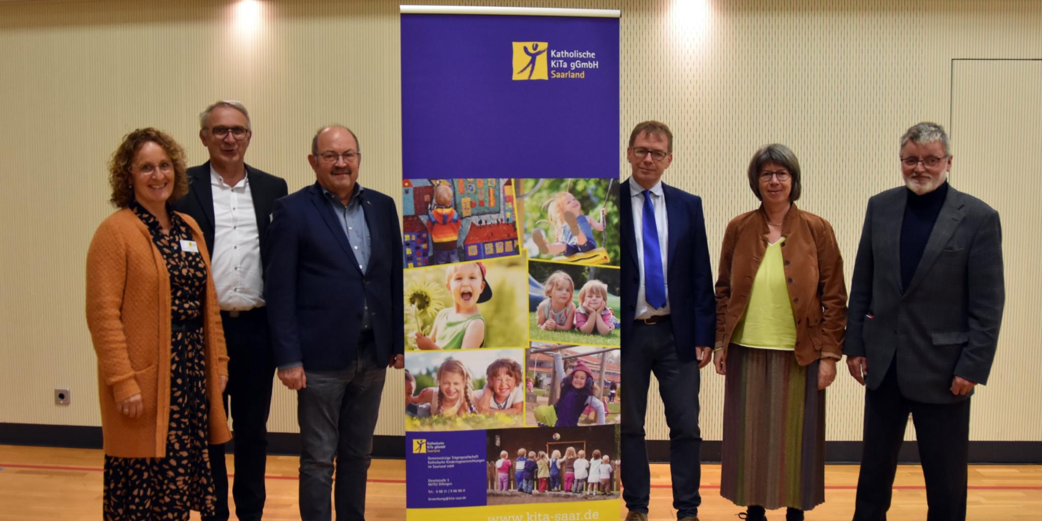 Die pädagogisch-theologische Geschäftsführerin Judith Kost, der kaufmännische Geschäftsführer Rainer Borens, der stellvertretende Aufsichtsratsvorsitzende Heribert Schmitt sowie die Aufsichtsratsmitglieder Georg Binninger, Angela Thelen und Pfarrer Franz-Josef Werle (vl) bei der Gesellschafterversammlung der Katholischen KiTa gGmbH Saarland. Auf dem Foto fehlen die Vorsitzende des Aufsichtsrates Mechthild Schabo sowie Mitglied Silke Barth. Foto: Ute Kirch/Bistum Trier