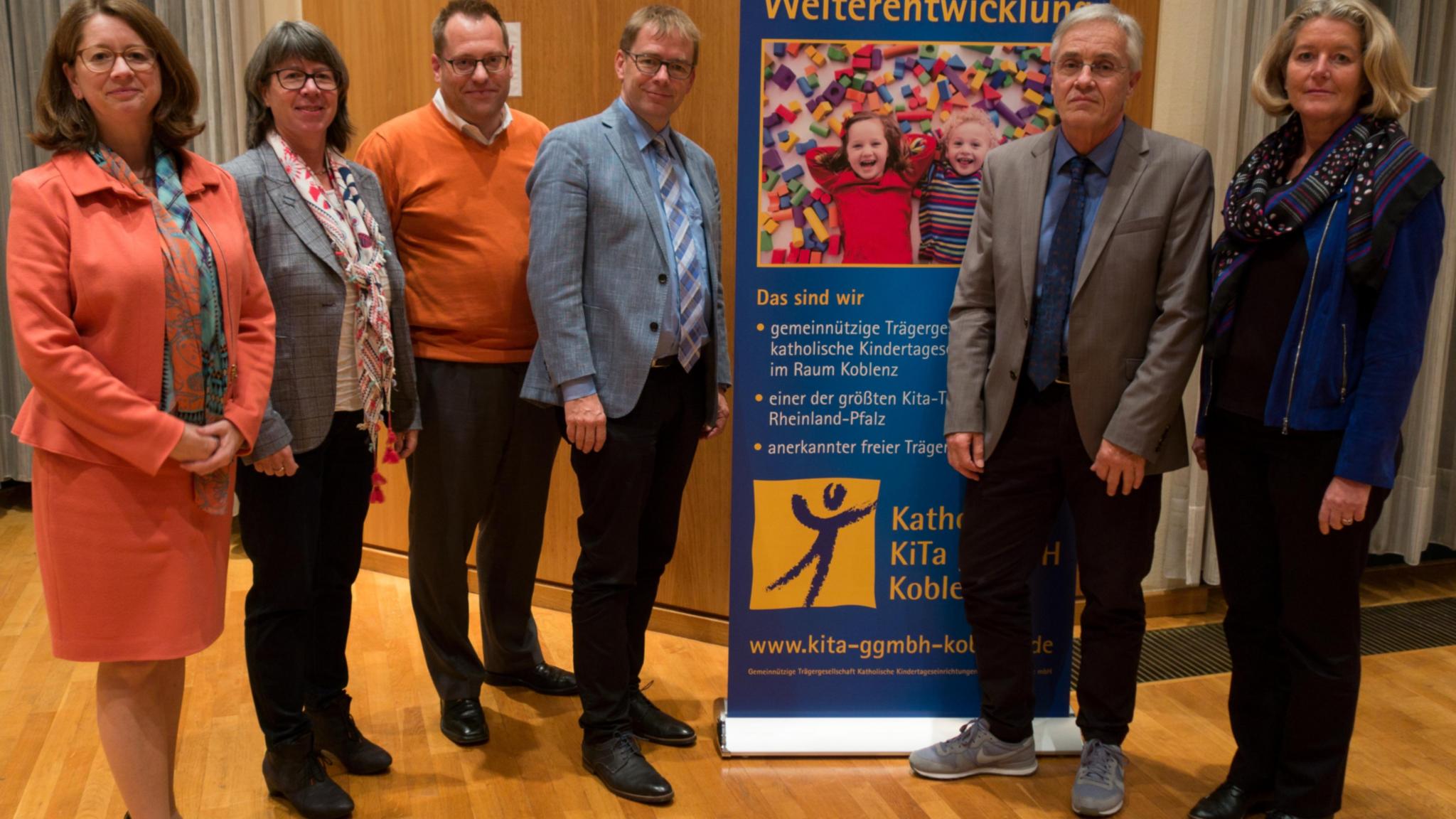 Mechthild Schabo (Aufsichtsratsvorsitzende), Angela Thelen (Steuerungsbüro Bistum Trier, Vertreterin des Mehrheitsgesellschafters), Boris Adams (Mitglied im Aufsichtsrat), Georg Binninger (Steuerungsbüro Bistum Trier, Vertreter des Mehrheitsgesellschafters), Willi Kaspari und Sabine Theisen (Geschäftsführung) bei der Gesellschafterversammlung (v.links).