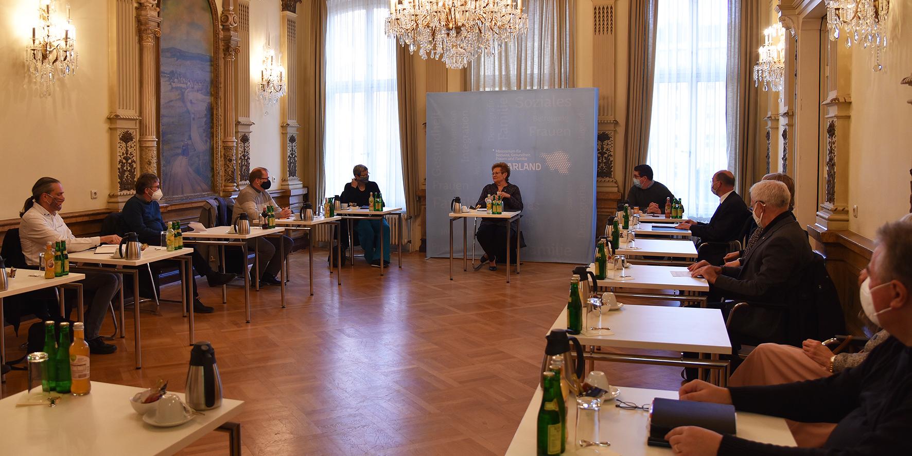 Vertreter beider Kirchen sprechen mit der saarländischen Gesundheitsministerin Monika Bachmann (CDU) über die Seelsorge in Altenheimen während der Corona-Pandemie. Foto: Ministerium