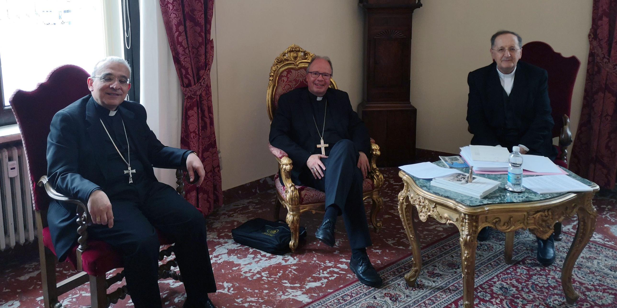 Erzbischof Filippo Iannone, Bischof Stephan Ackermann und Beniamino Kardinal Stella (vlnr.)
