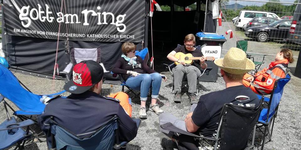 Abhängen und durchatmen kann man im Kirchenzelt während 'Rock am Ring'. Ein offenes Ohr finden Besucherinnen und Besucher ebenfalls.