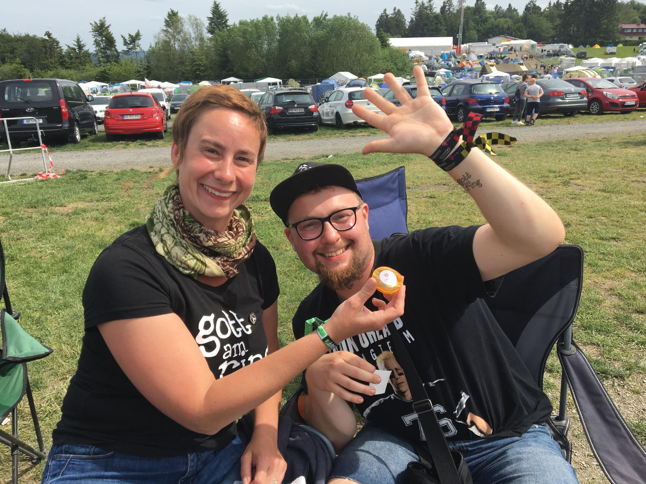 Tauschgeschäft: Sabrina Koch klebt Chris ein 'Gott am Ring'-Tattoo, dafür bekommt sie eine Dose von 'CampusSegen' aus dem Bistum Essen.