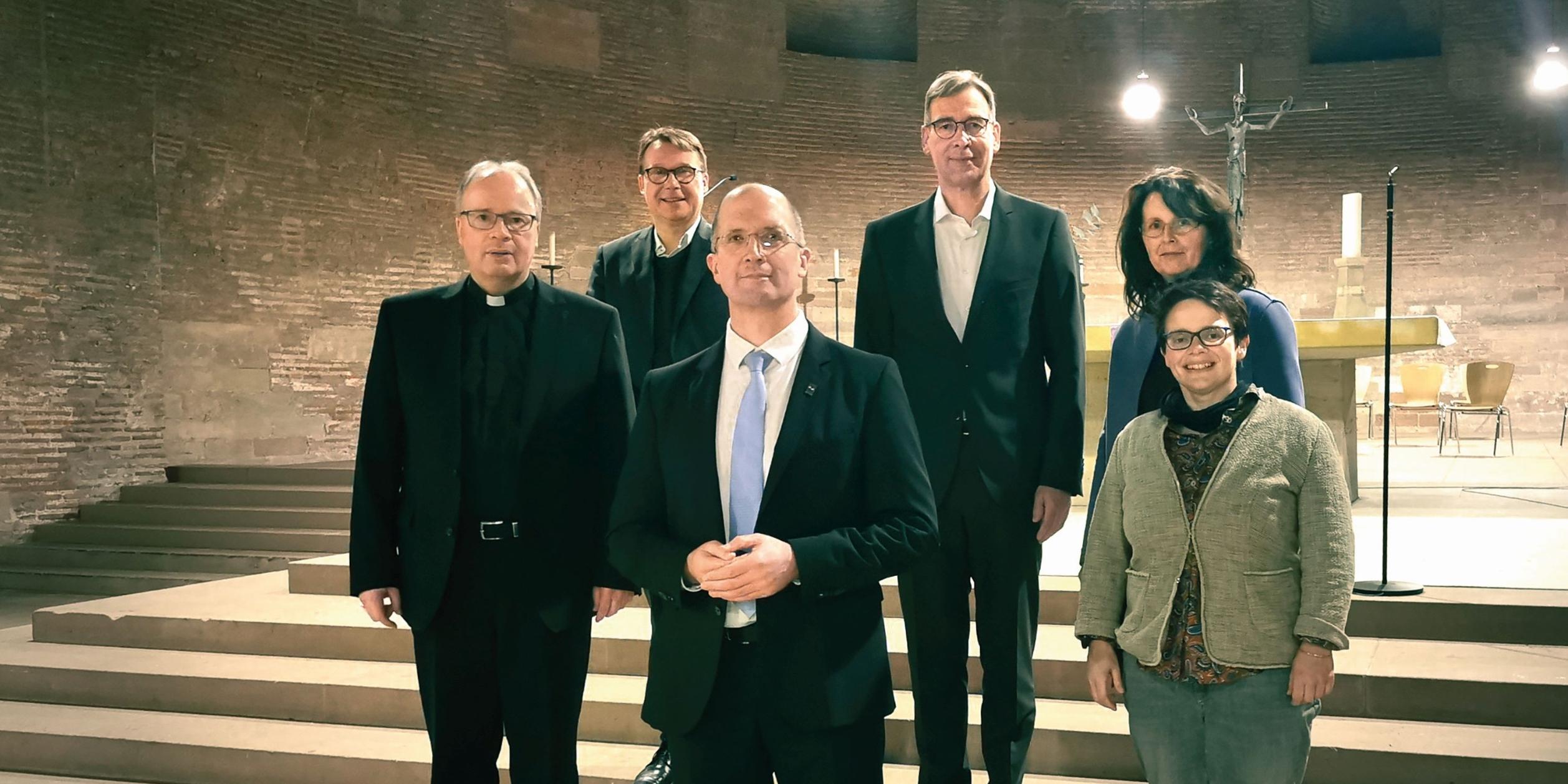 Gruppenbild Gottesdiensteam - Bischof Dr. Stephan Ackermann, Pfarrer Thomas Luxa, Präses Dr. Thorsten Latzel, Superintendent Dr. Jörg Weber, Ökumenereferentin Anna Werle sowie Bettina Dreher (Fotos: Maike Roeber)