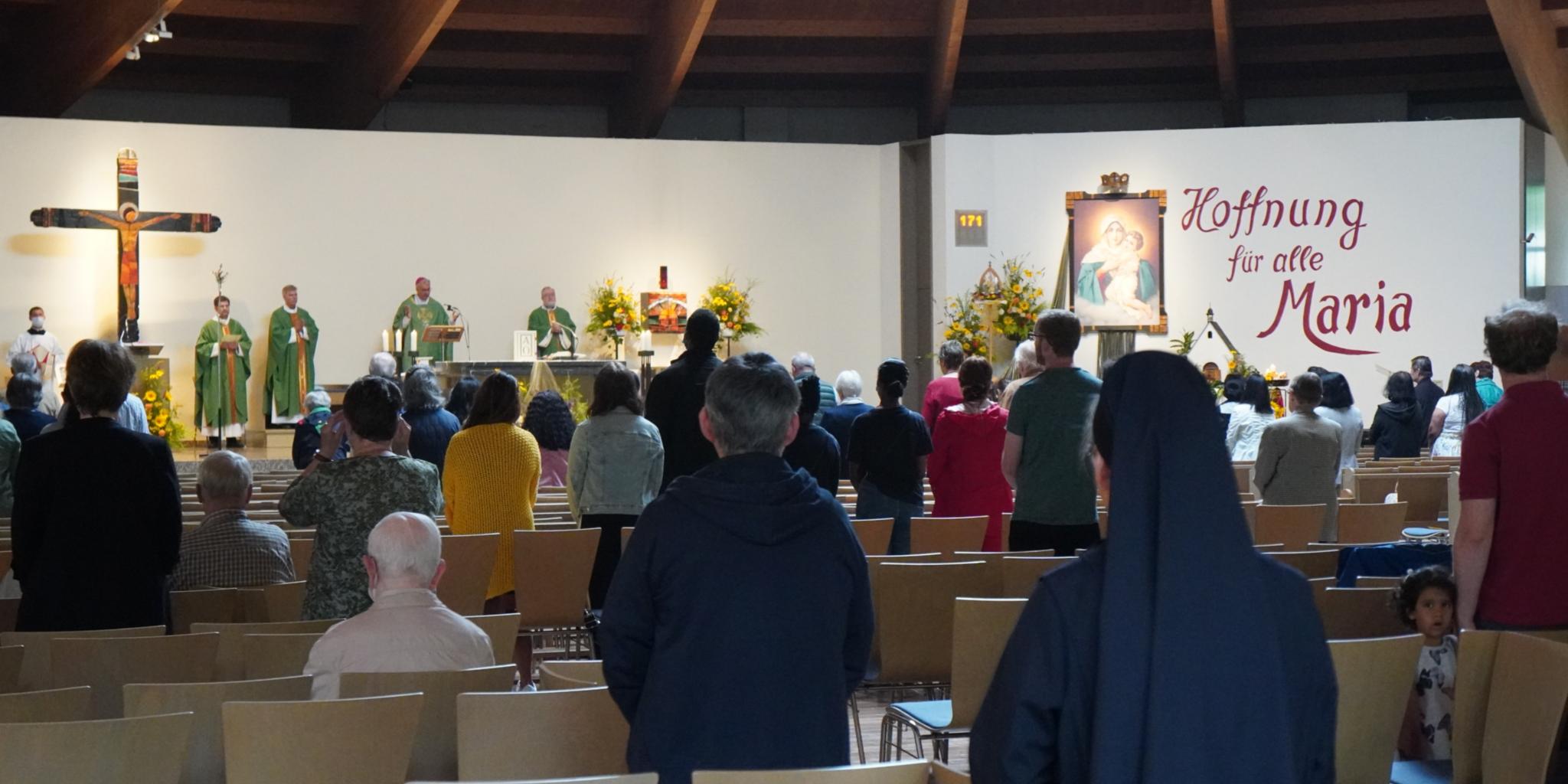 Der Trierer Weihbischof Jörg Michael Peters feiert gemeinsam mit den Besucherinnen und Besuchern einen Gottesdienst. Foto: Pilgerzentrale Schönstatt