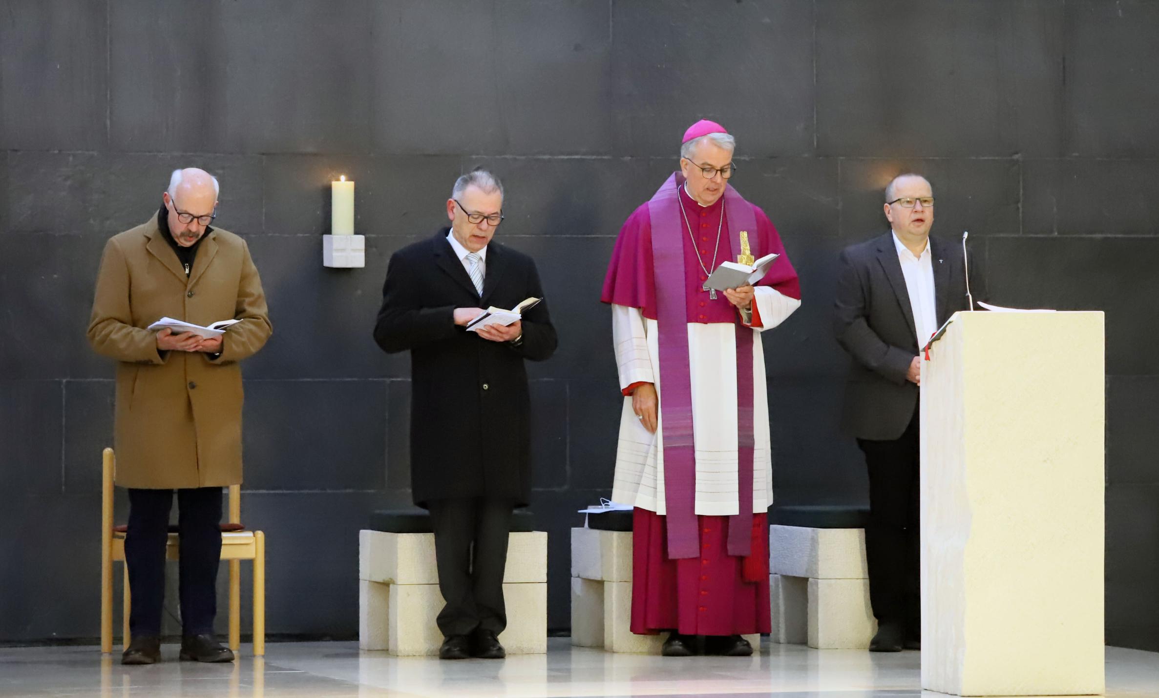 vlnr. Walter Fuß, Felix Esper, Weihbischof Jörg Michael Peters und Peter Munkes