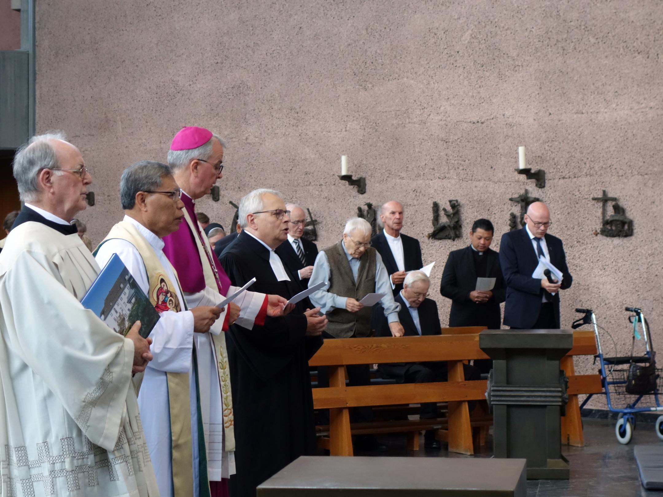 Weihbischof Jörg Michael Peters (vorne, zweiter v. rechts) feiert zum Abschied gemeinsam mit Superintendent des Kirchenkreises Siegen, Peter Stuberg (vorne rechts), Generaloberer Augustinus Purnama (vorne, zweiter v. links) und Provinzial Egon Färber sowie mit der Gemeinde in Betzdorf-Bruche einen ökumenischen Gottesdienst. Foto: Bistum Trier/Julia Fröder