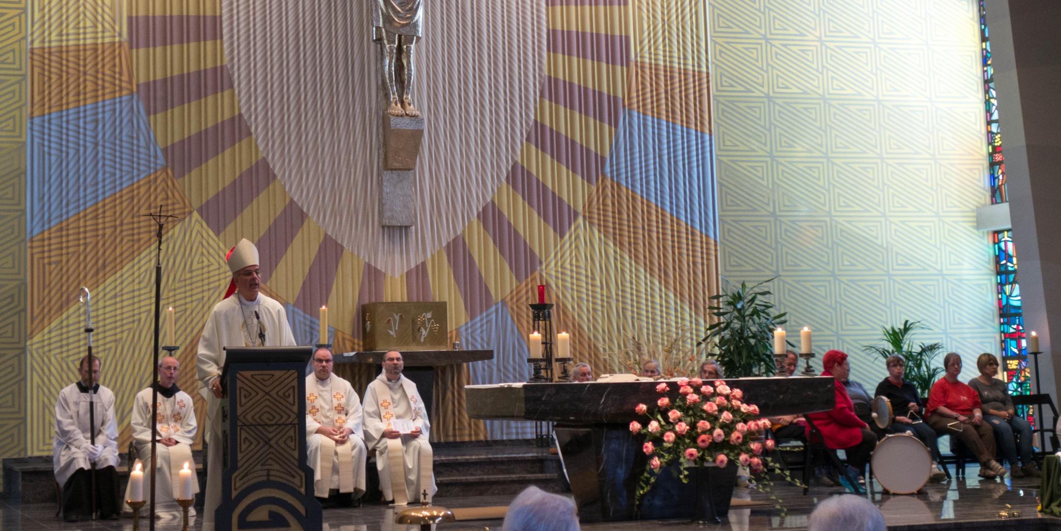 Weihbischof Peters beim Gottesdienst im Herz-Jesu-Haus Kühr