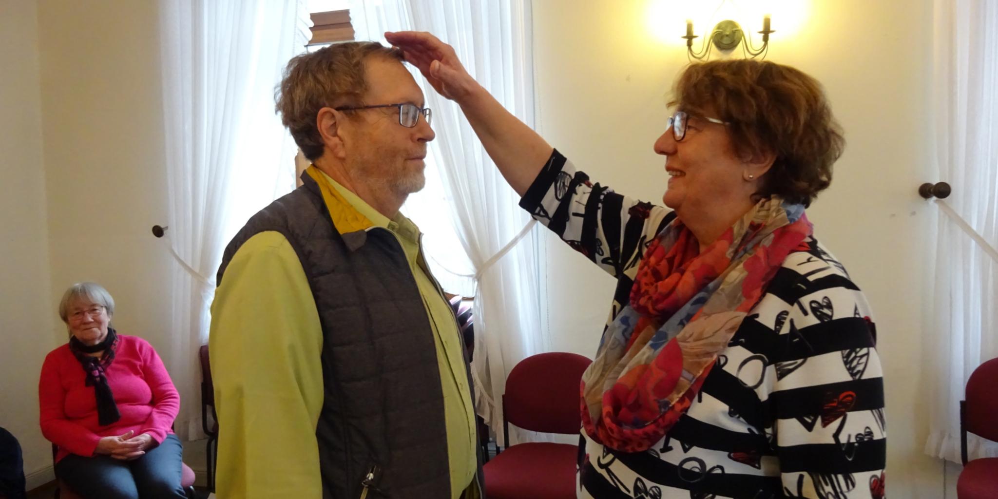 Margret Vogt-Häuser segnet Rainer Vogt.