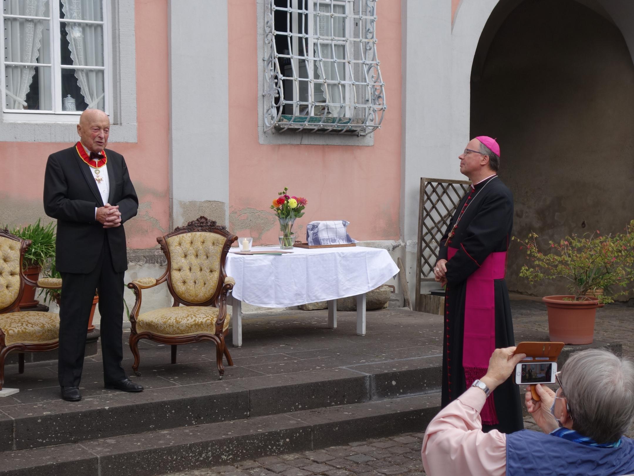 Prof. Rudolf Ewerhart nutzt die Gelegenheit und berichtet Bischof Ackermann und seinen Gästen von seinem Werdegang.