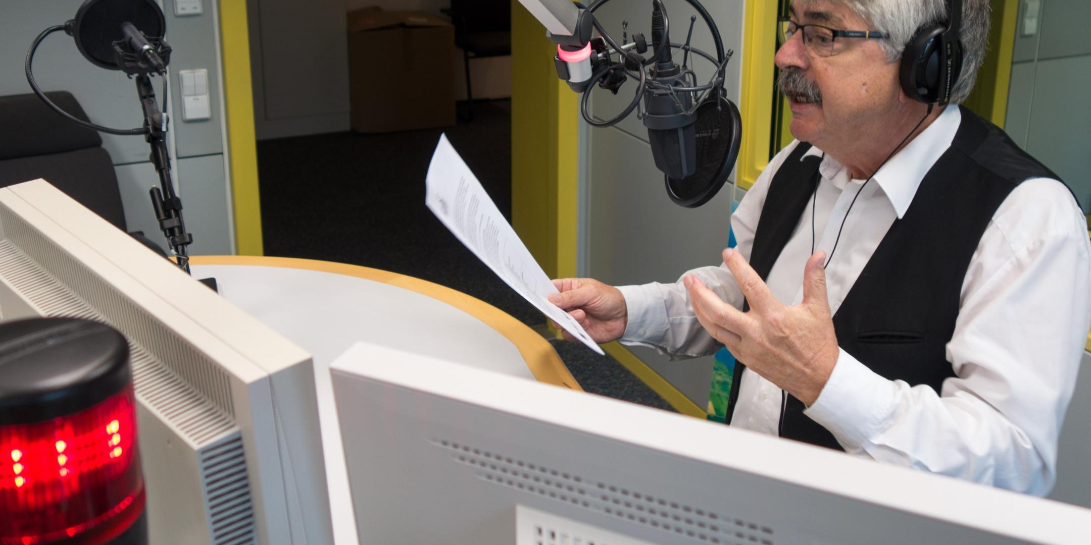 Kalle Grundmann spricht im Koblenzer Studio des SWR seine Sendungen ein.