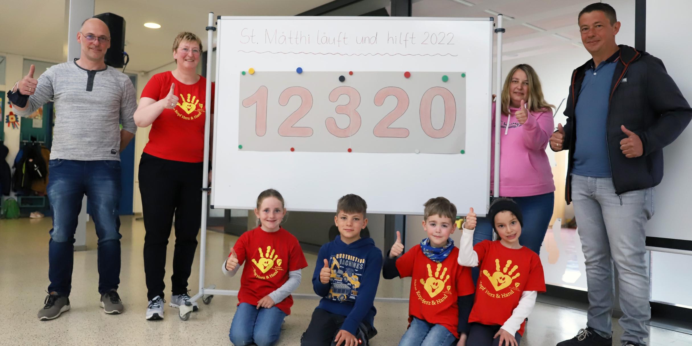 vlnr. Konrektor Udo Jutz, Schulleiterin Waltraud Kruppert, Michaela Balmes, Markus Schlickat und Schülerinnen und Schüler präsentieren stolz die Spendensumme (Foto: Simone Bastreri/Bistum Trier)