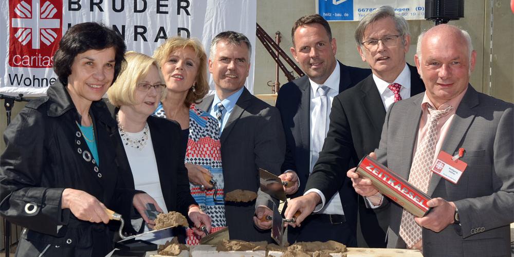 Große Freude über den jetzt begonnenen Neubau