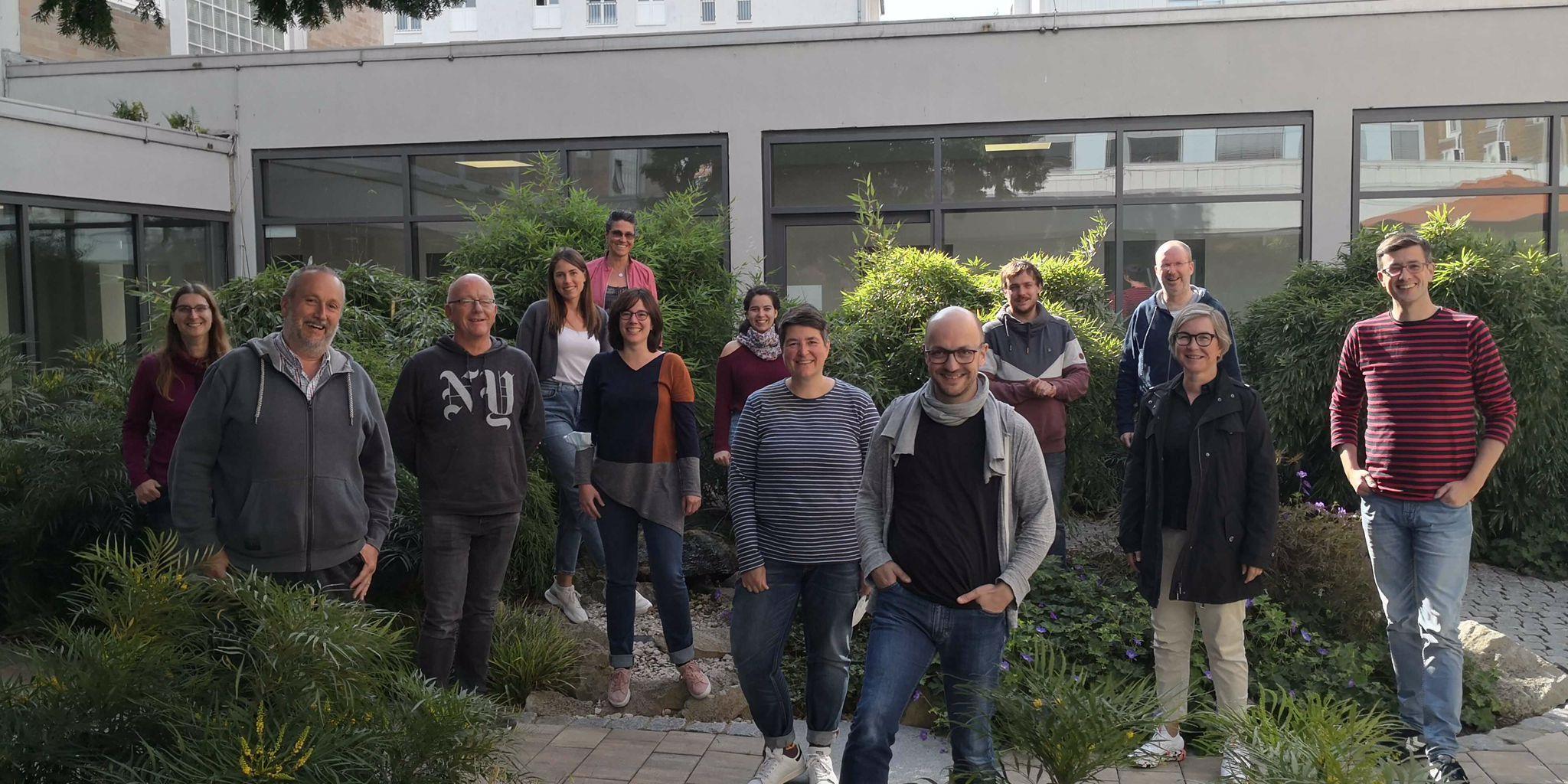 Gruppenfoto des DA_ZWISCHEN-Teams, mit Mitgliedern aus allen Bistümern und aus der Evangelischen Landeskirche Baden. Das Foto entstand beim Teamtreffen vergangenen Sommer in Frankfurt. (Foto: Netzgemeinda DA_ZWISCHEN)