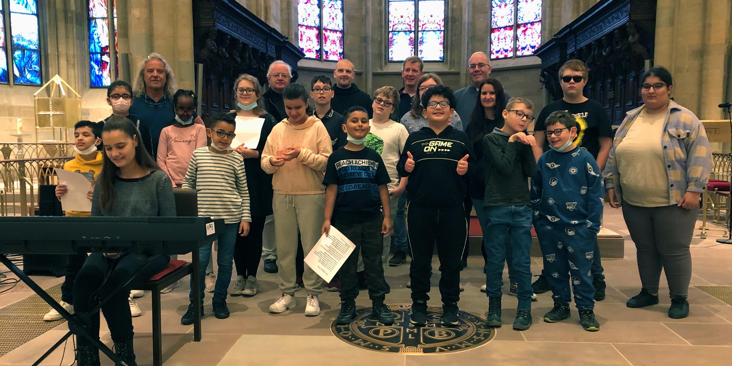 Die Schülerinnen und Schüler der Louis-Braille-Schule; dahinter stehend: von links: Dieter Biehl, Wolfgang Trost, Bruder Clemens, Sven Görgen und Bruder Wendelinus (Fotos: Inge Hülpes/Bistum Trier)