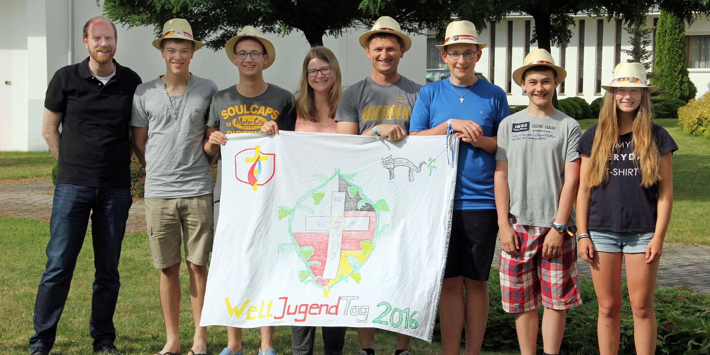 Die Gruppe der Kirche der Jugend Marienburg - links Jugendpfarrer Jan Lehmann, Maximilian (2.vl) und Paul der (3.vl)