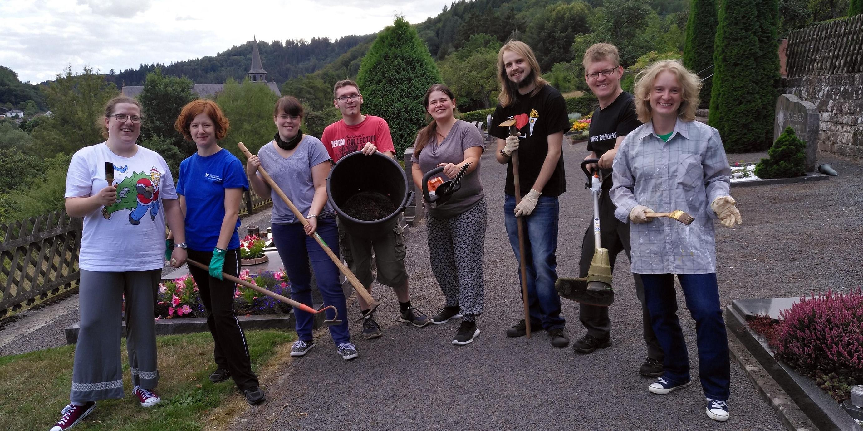 Die Mitglieder der Gruppe ZwischenZeit hat den Friedhof in St. Thomas gepflegt – im Rahmen ihrer Auszeit zum Thema Ehrenamt.