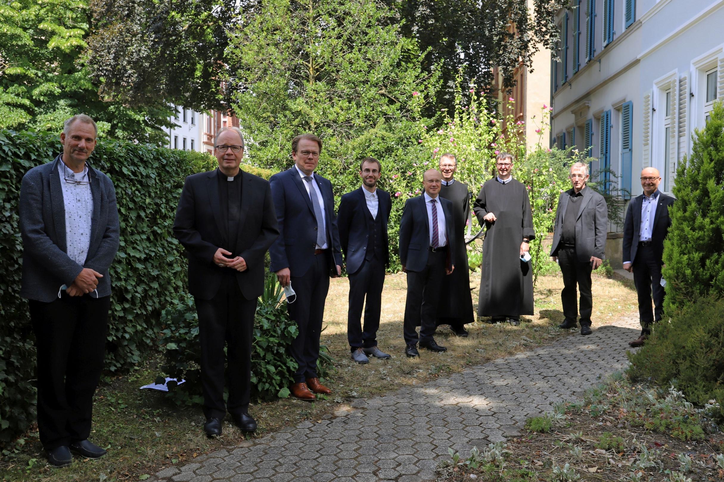(v.l.n.r.) Fritz von Nell; Bischof Dr. Stephan Ackermann; Markus Leineweber, Hausoberer Brüderkrankenhaus Trier; Prof. Dr. Ingo Proft, Institutsleiter; Bruder Alfons Maria Michels, Aufsichtsratsvorsitzender BBT-Gruppe; Prof. Dr. Johannes Brantl, Rektor der Theologischen Fakultät Trier; Bruder Peter Berg, Regionalleiter BBT-Gruppe in der Region Trier, Pater Prof. Dr. Heribert Niederschlag, SAC (Pallottiner, Vallendar), Gründungsdirektor des Ethik-Instituts Vallendar; Jörg Mogendorf, Pflegedirektor Brüderkrankenhaus Trier.