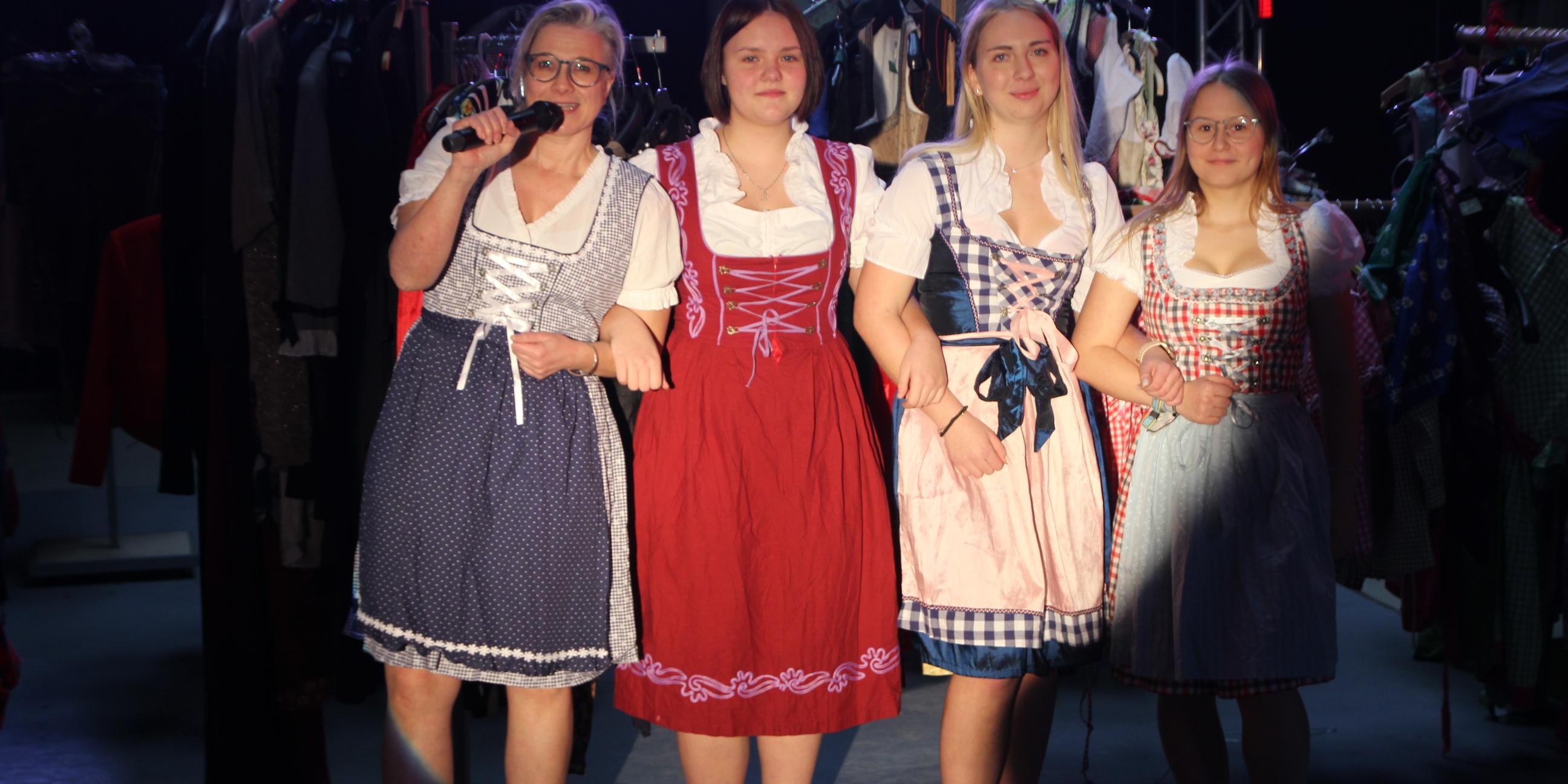 Gruppenbild im Trachten-Look bei der Modenschau. Foto: Claudia Jörg