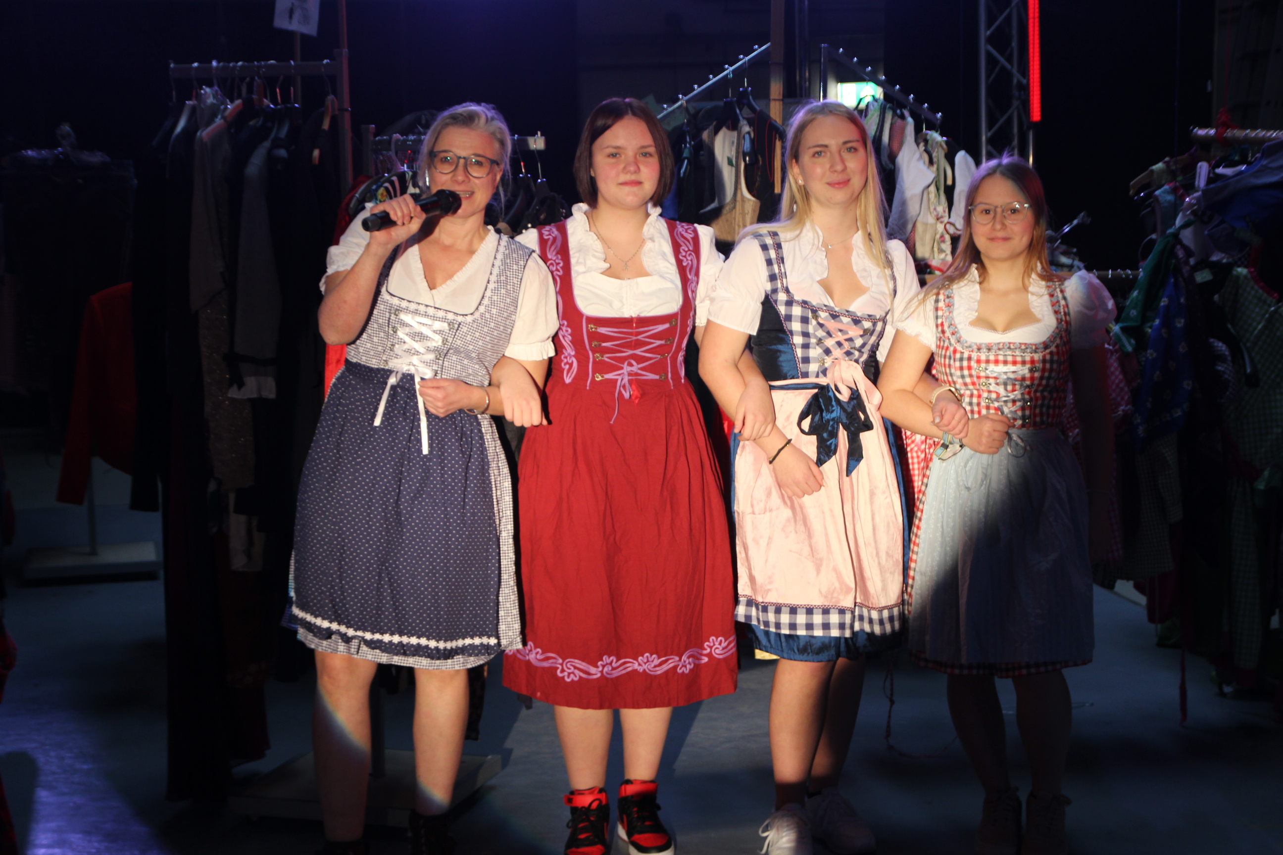 Gruppenbild im Trachten-Look bei der Modenschau. Foto: Claudia Jörg