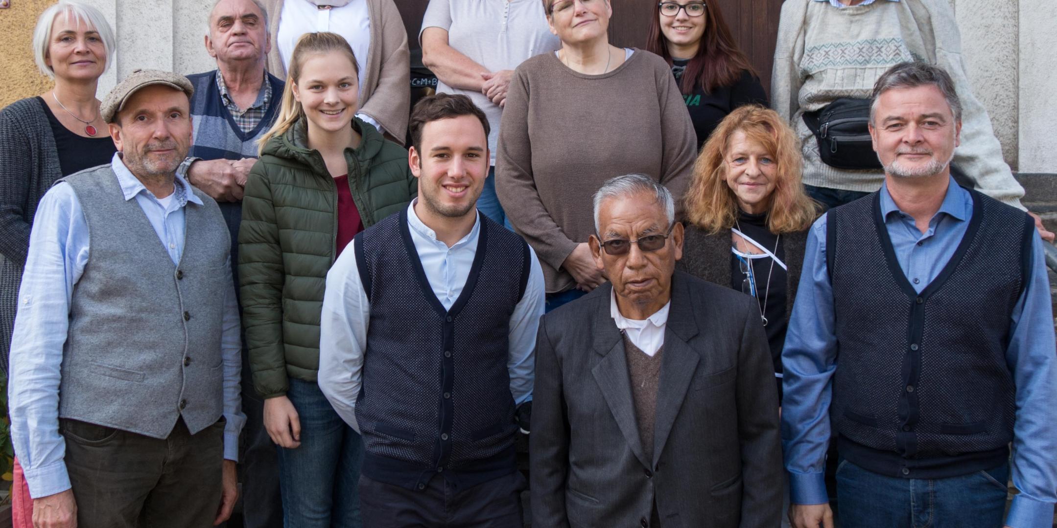 Toribio Kardinal Ticona (vorne) besucht unter anderem die Tagesstätte für chronisch-psychisch kranke Menschen in Kirchen.