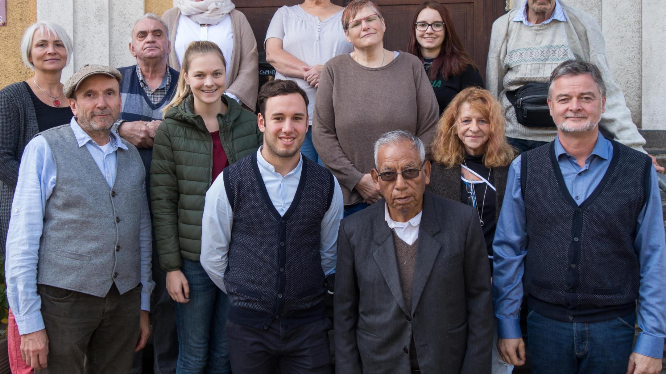 Toribio Kardinal Ticona (vorne) besucht unter anderem die Tagesstätte für chronisch-psychisch kranke Menschen in Kirchen.