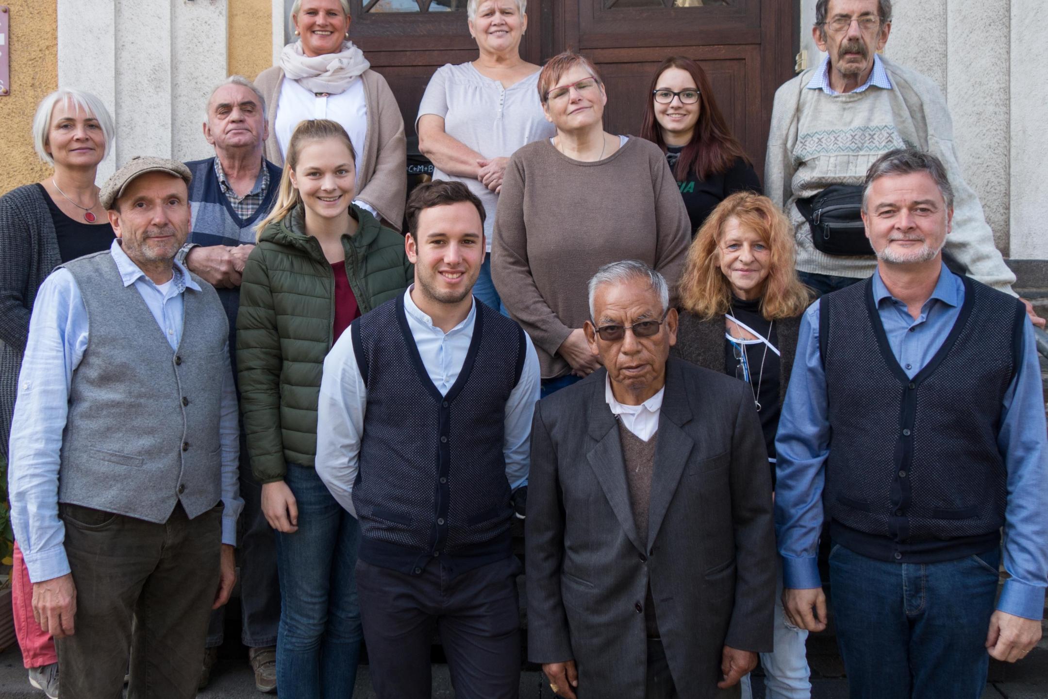 Toribio Kardinal Ticona (vorne) besucht unter anderem die Tagesstätte für chronisch-psychisch kranke Menschen in Kirchen.