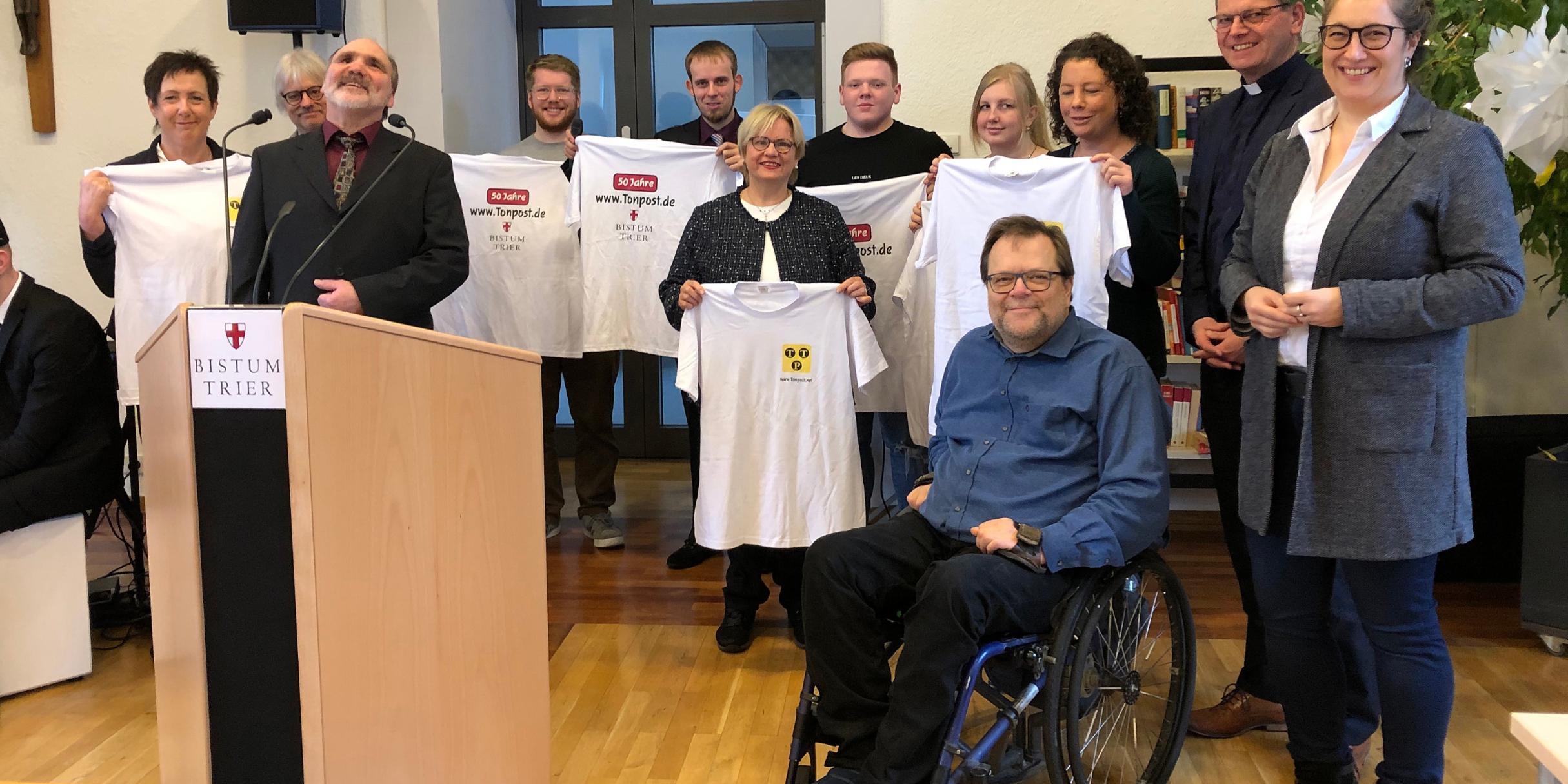 Das Redaktionsteam der 'Trierischen Tonpost' und ganz rechts Direktorin Judith Rupp und links daneben Generalvikar Dr. Ulrich Graf von Plettenberg