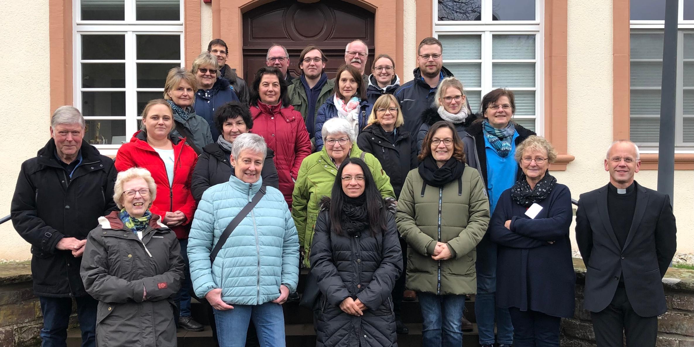 Die Teilnehmerinnen und Teilnehmer des Fortbildungskurses für Küster*innen mit den Fachkräften für Arbeitssicherheit im BGV, Christian Harig und Paul Claes (hinterste Reihe, 1. und 2. von links), Ausbilder Achim Müller (daneben) und Pfr. Carsten Rupp (vorne rechts). (Foto: Michael Urfell)