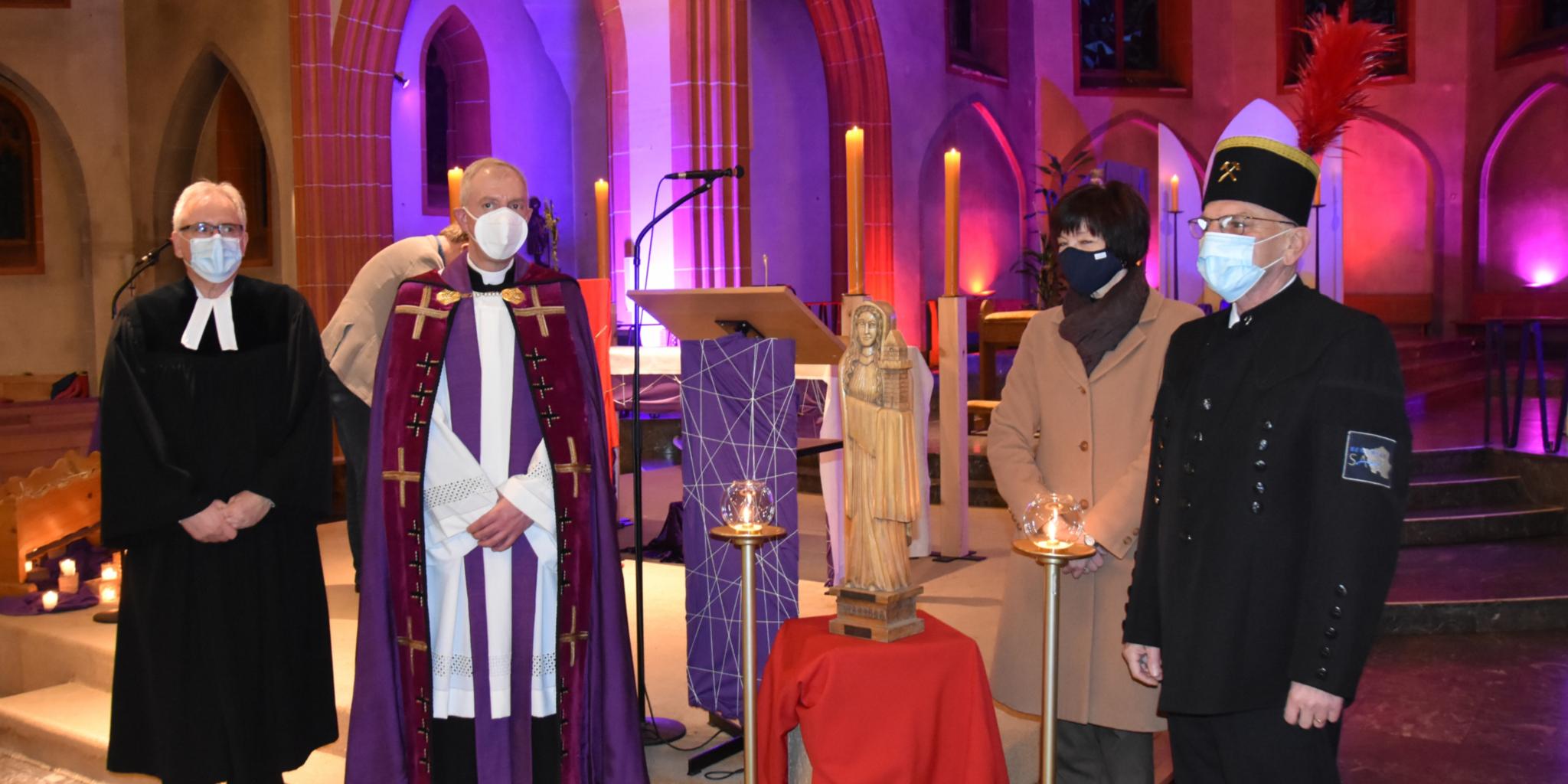 Kirchenrat Frank-Matthias Hofmann, Dechant Benedikt Welter, Ordinariatsdirektorin Katja Göbel und der Vorsitzende der Initiative BergbauErbeSaar, Hans-Jürgen Becker (vlnr). Foto: Ute Kirch