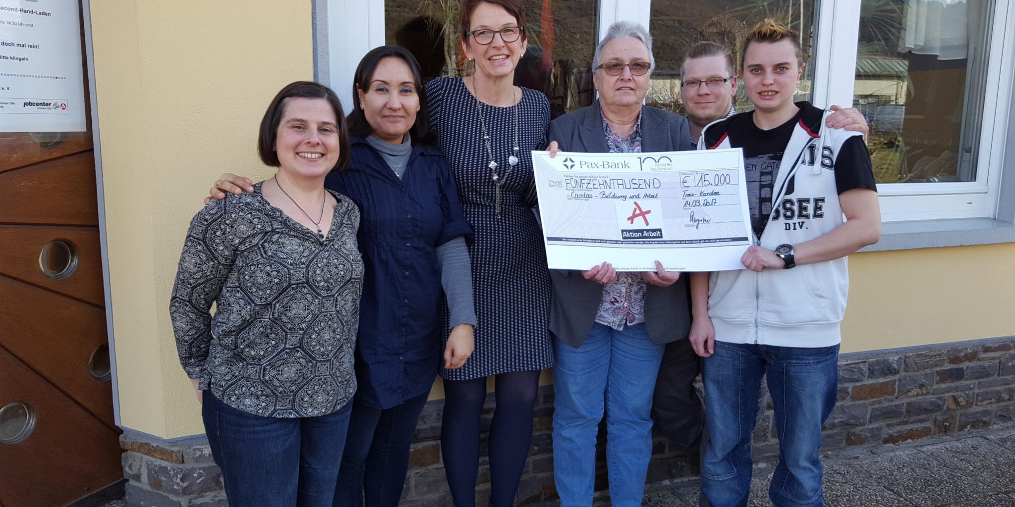 Die Geschäftsführerin der „Aktion Arbeit“ Andrea Steyven (Dritte v. links) überreicht der Caritasdirektorin Katy Schug (Dritte v. rechts) und dem Verkaufsteam der „Mode-Oase“ mit der sozialpädagogischen Leiterin Ira Gerhartz (links) einen Scheck über 15.000 Euro.