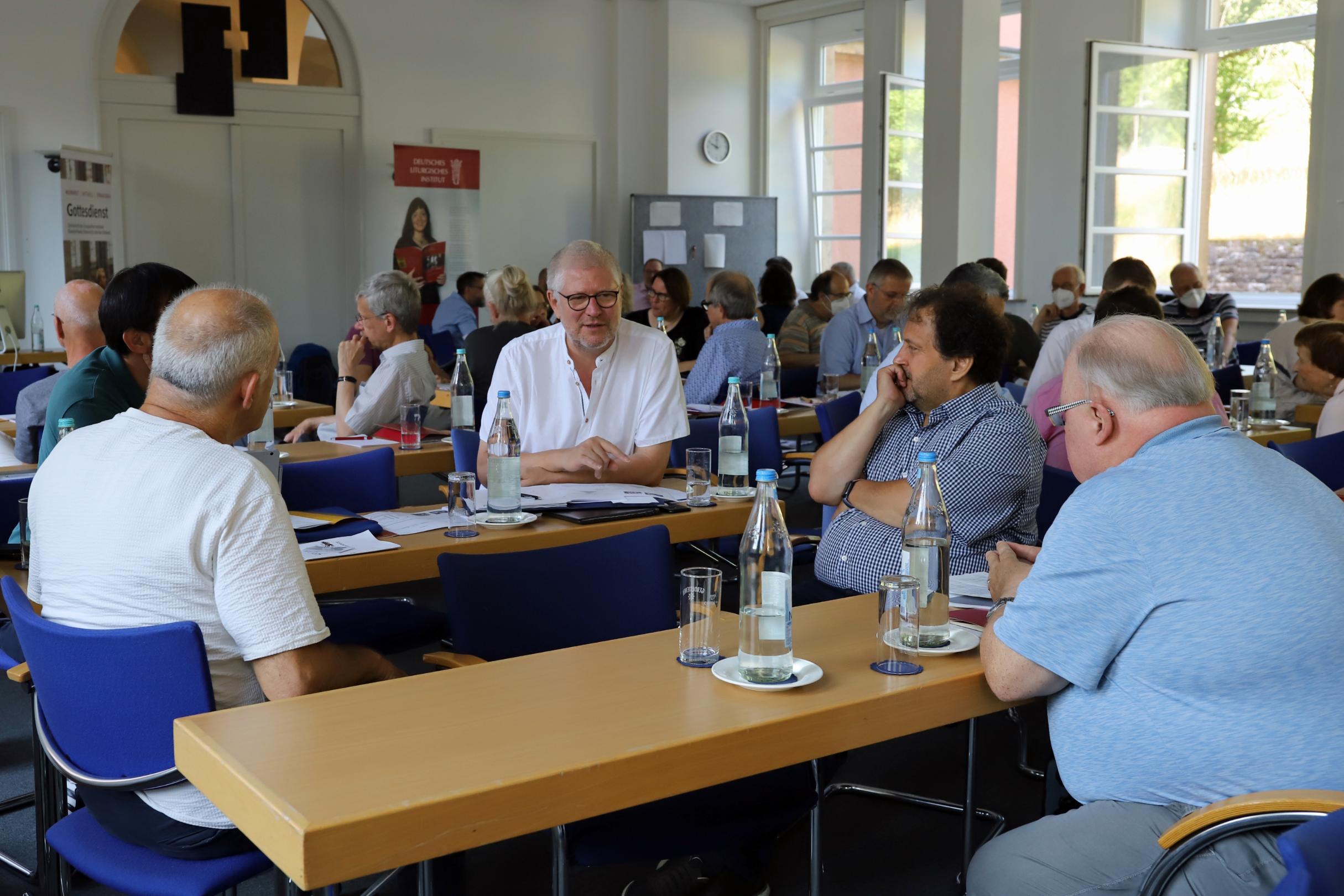 Gespräche in Kleingruppen. Foto: Inge Hülpes/Bistum Trier.