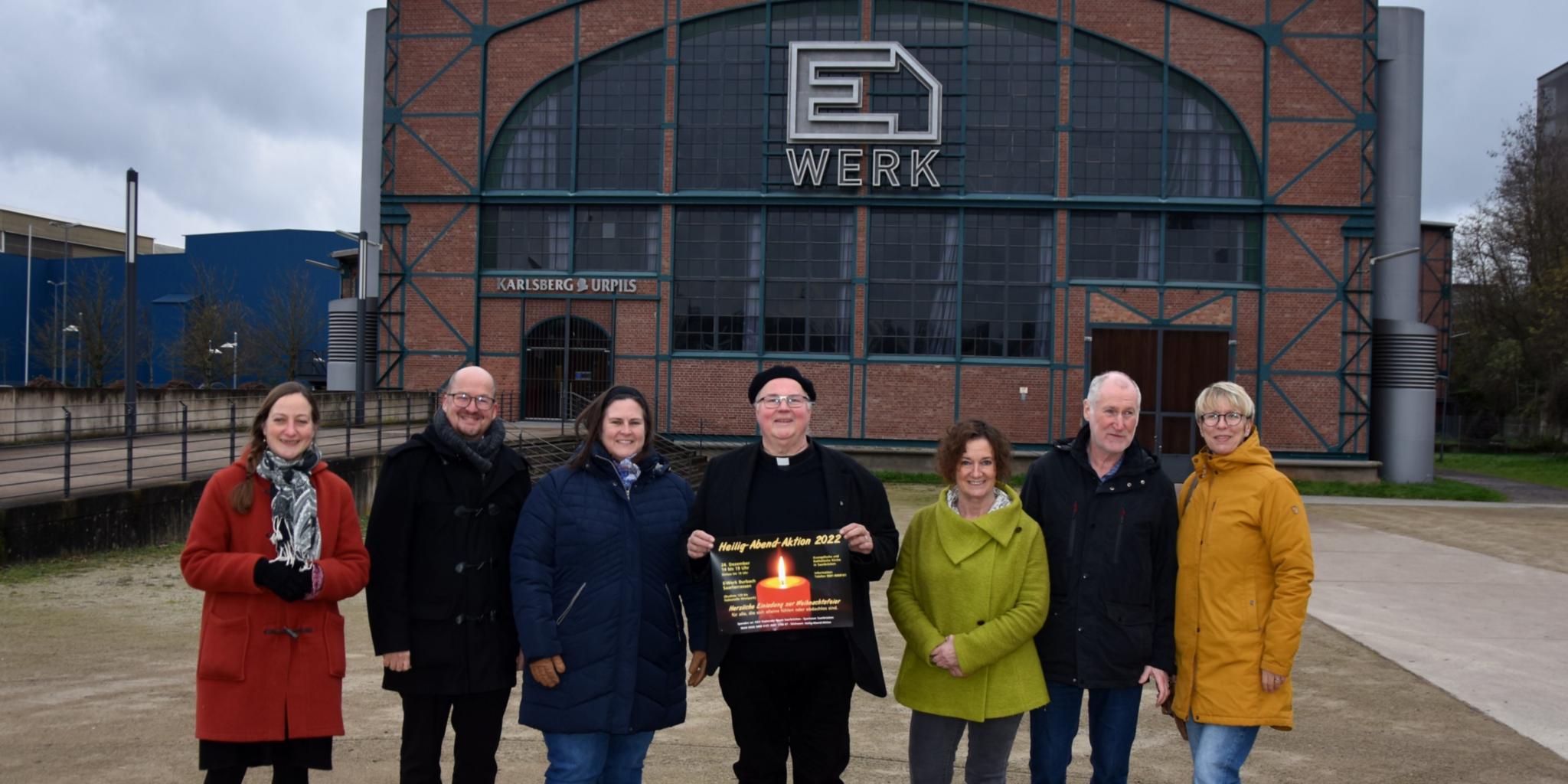 Pfarrerin Juliane Opiolla (Kirchenkreis Saar West) , Pfarrer Clemens Grünebach (Pastoraler Raum Saarbrücken), Tina Haase (Fachstelle Jugend), Diakon Horst-Peter Rauguth, Alexandra Klein (Fachstelle Jugend), Heiner Buchen und Monika Urbatsch (Pastoraler Raum Saarbrücken) (von links) vor dem E-Werk in Saarbrücken. Foto: Ute Kirch