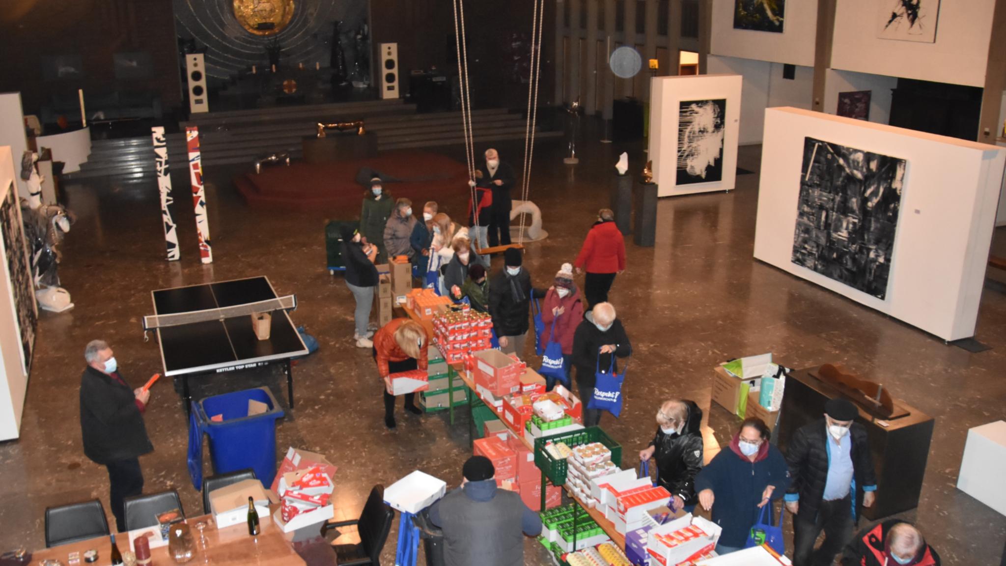 20 Ehrenamtliche packen über 200 Geschenketaschen für Bedürftige. Foto: Ute Kirch