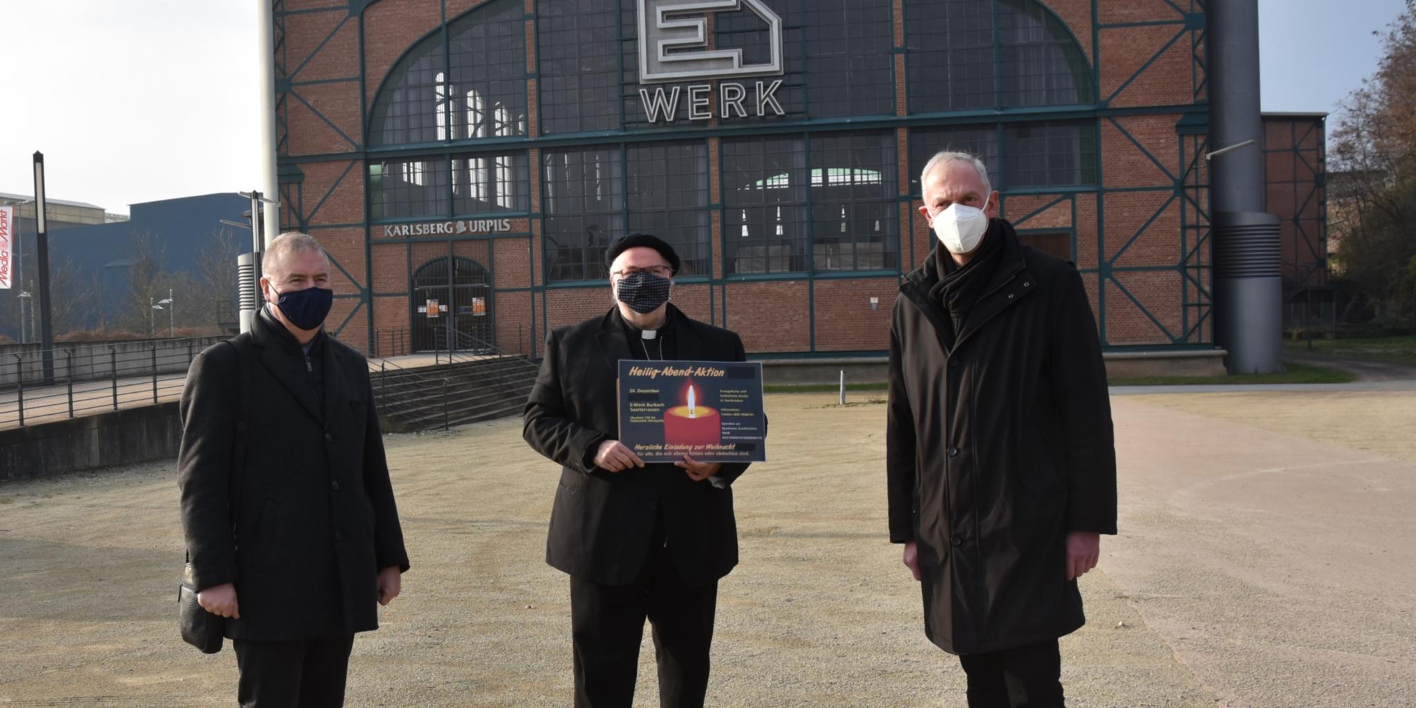 Superintendent Christian Weyer, Diakon Horst-Peter Rauguth und Dechant Benedikt Welter (vlnr) vor dem E-Werk in Saarbrücken. Foto: Ute Kirch
