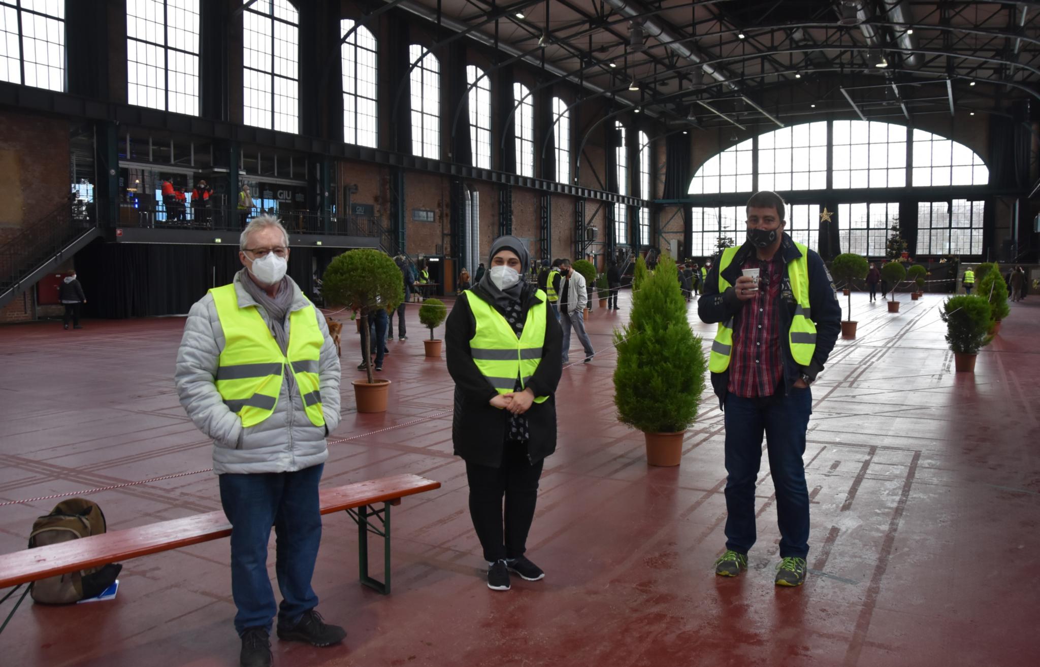 Leo Blaß, Bedur Mardenli und Michael Leidinger unterstützen als ehrenamtliche Helfer die Heiligabendaktion in Saarbrücken. Foto: Ute Kirch