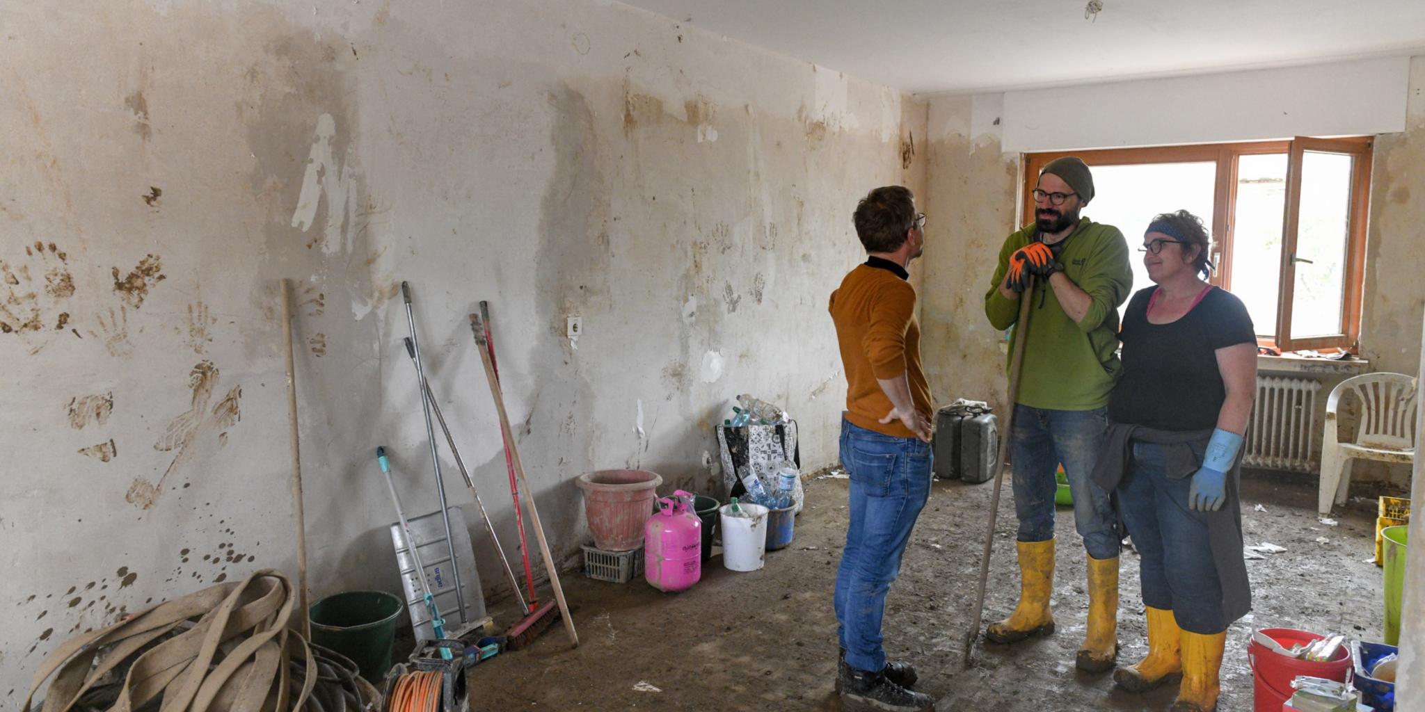 Pfarrer Heiko Marquardsen im Gespräch mit Betroffenen (Foto: H. Oppitz/KNA-Bild)