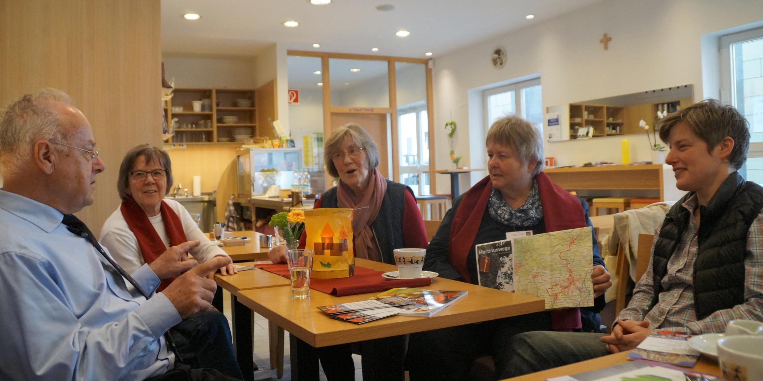 Im Erzählcafé tauschen Hans Georg Reuter, Doris Wiegand, Ellen Meyer, Barbara Gitzinger und Edith Hein Wissen und Erinnerungen an Traditionen rund um den Heiligen Martin aus.