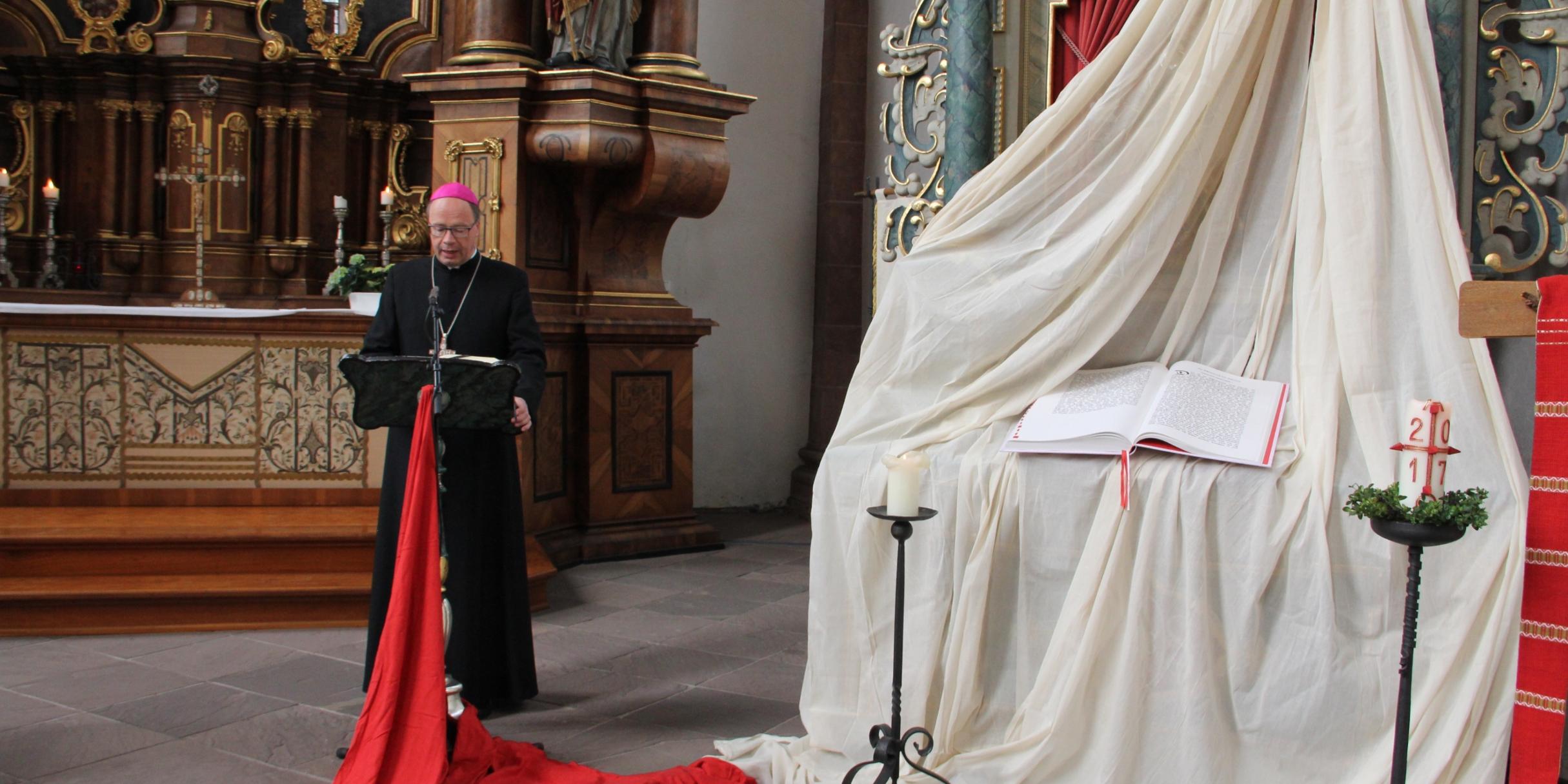 Auch Bischof Ackermann gehörte zu den Lesern aus der Lutherbibel - er las aus dem Galaterbrief.