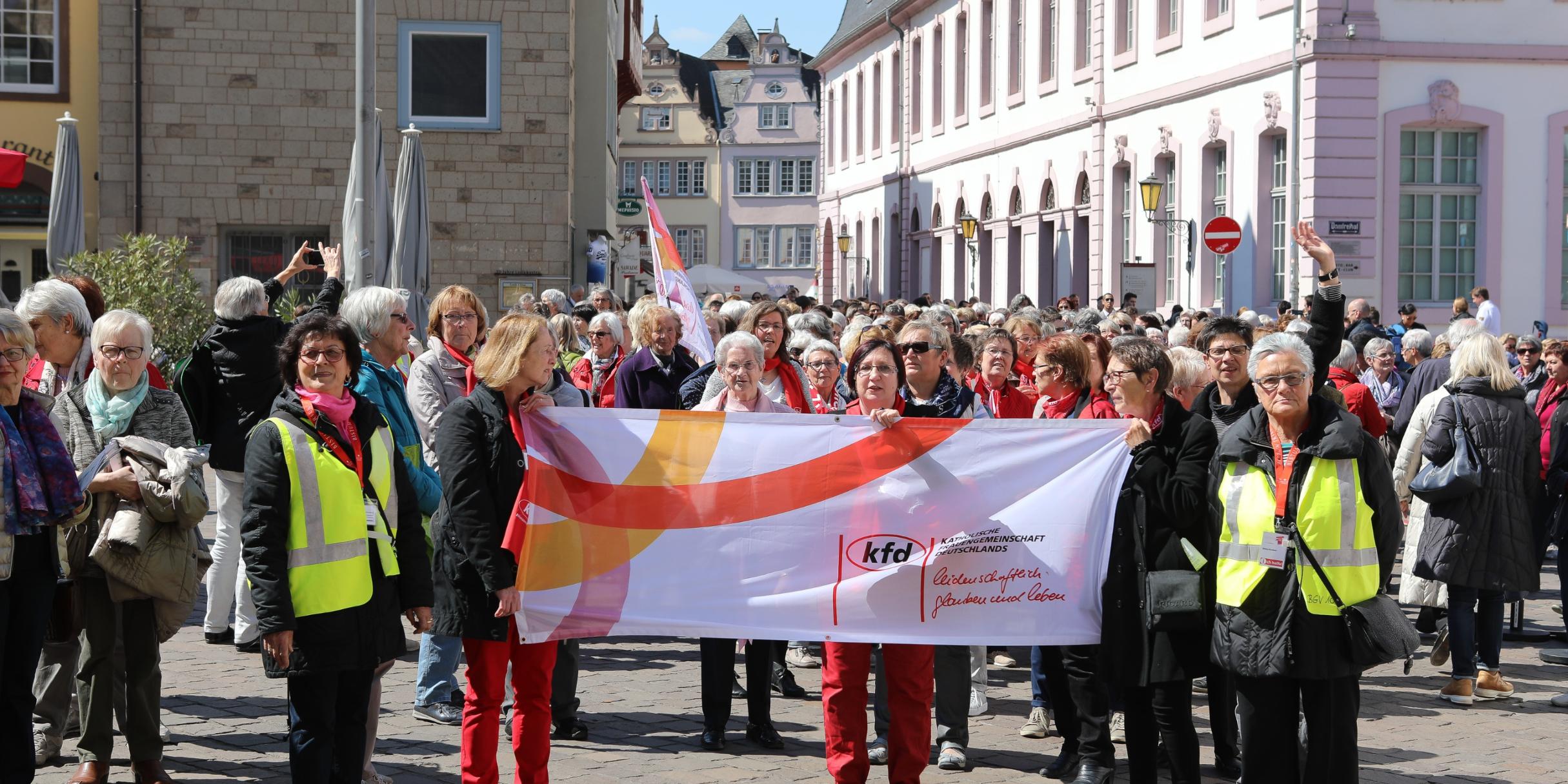 Singend zogen die rund 400 Frauen zum Dom.