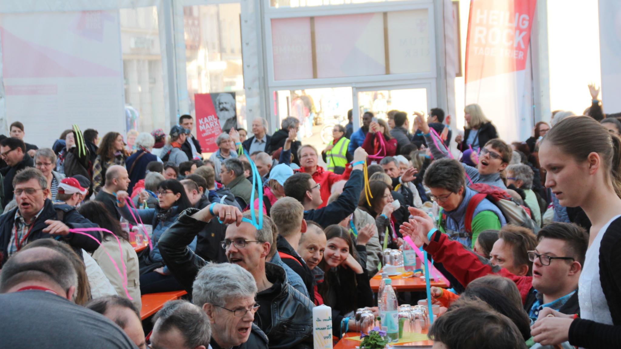 Gute Stimmung war im Kulturzelt vor dem Dom beim Begegnungstag der Menschen mit und ohne Behinderung.