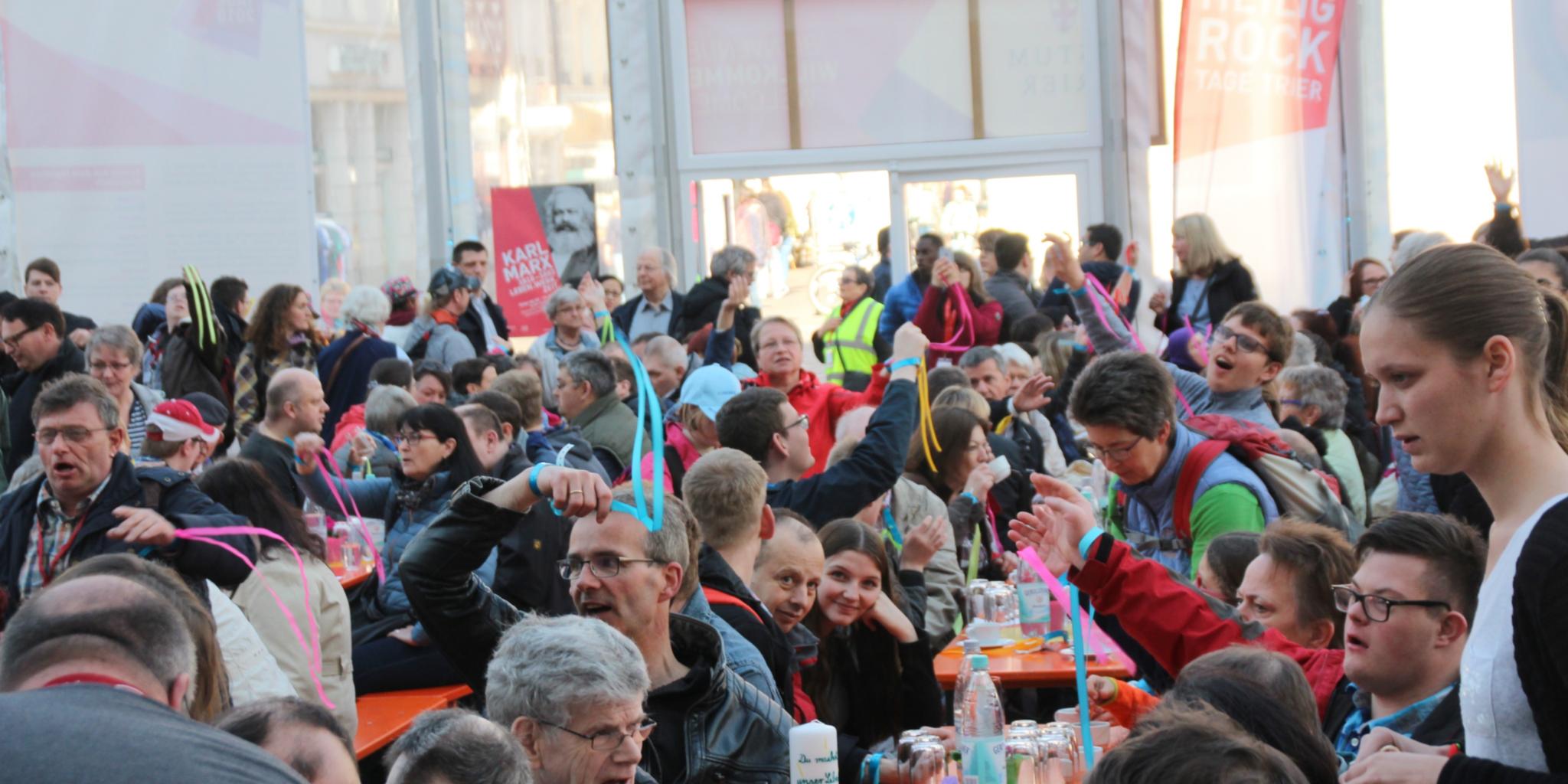 Gute Stimmung war im Kulturzelt vor dem Dom beim Begegnungstag der Menschen mit und ohne Behinderung.
