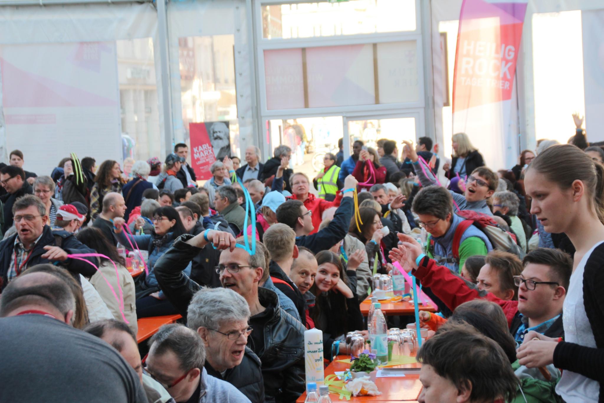 Gute Stimmung war im Kulturzelt vor dem Dom beim Begegnungstag der Menschen mit und ohne Behinderung.