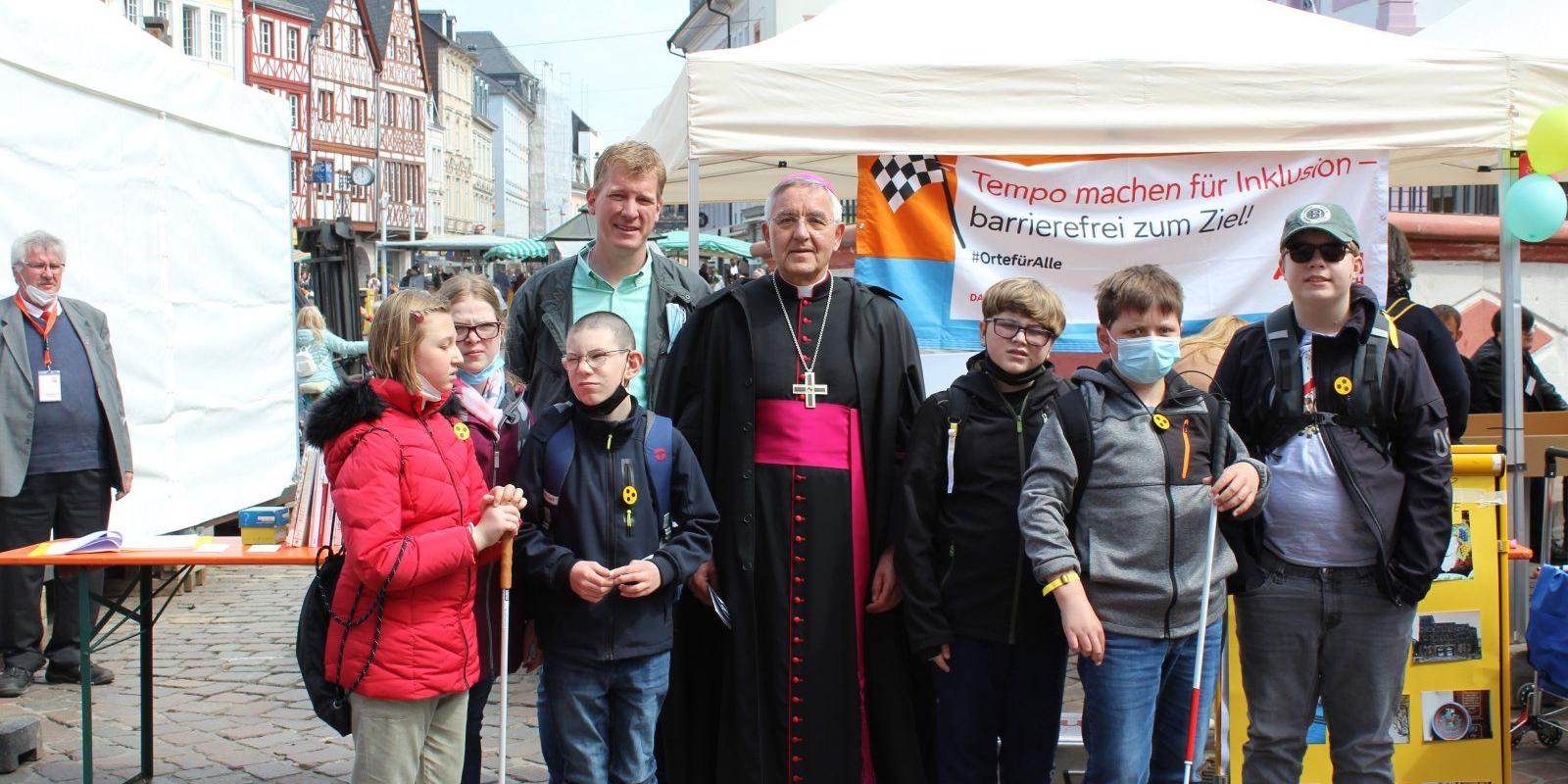 Weihbischof Franz Josef Gebert beim Europäischen Protesttag zur Gleichstellung von Menschen mit Behinderung mit Kindern der Louis Braille Schule Lebach. ( Foto: Nadja Merz)