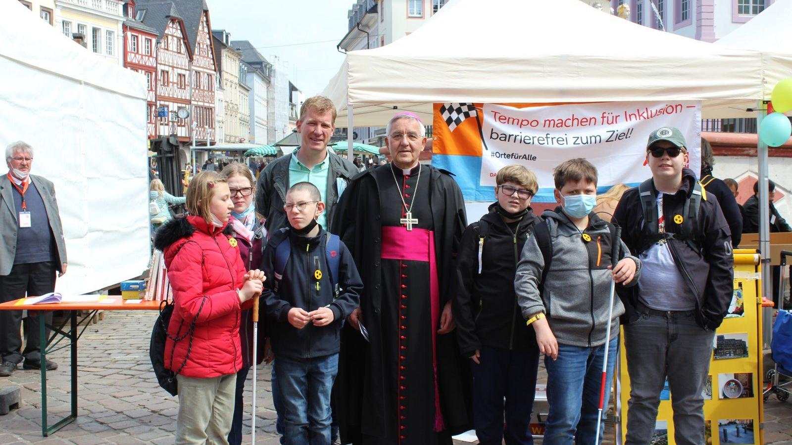 Weihbischof Franz Josef Gebert beim Europäischen Protesttag zur Gleichstellung von Menschen mit Behinderung mit Kindern der Louis Braille Schule Lebach. ( Foto: Nadja Merz)