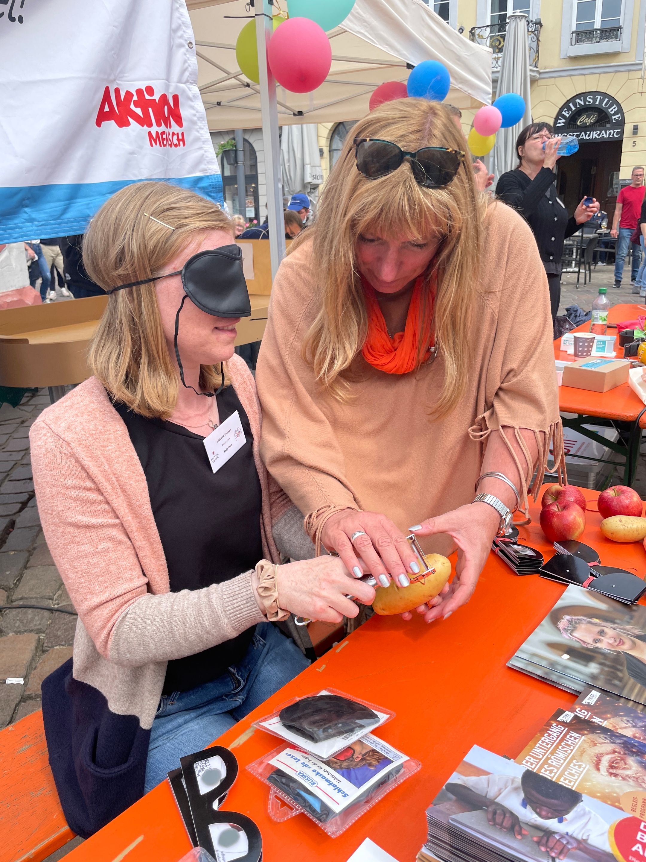 Am Infostand der Trierischen Tonpost konnte man viel erfahren. (Foto: Simone Bastreri/Bistum Trier)