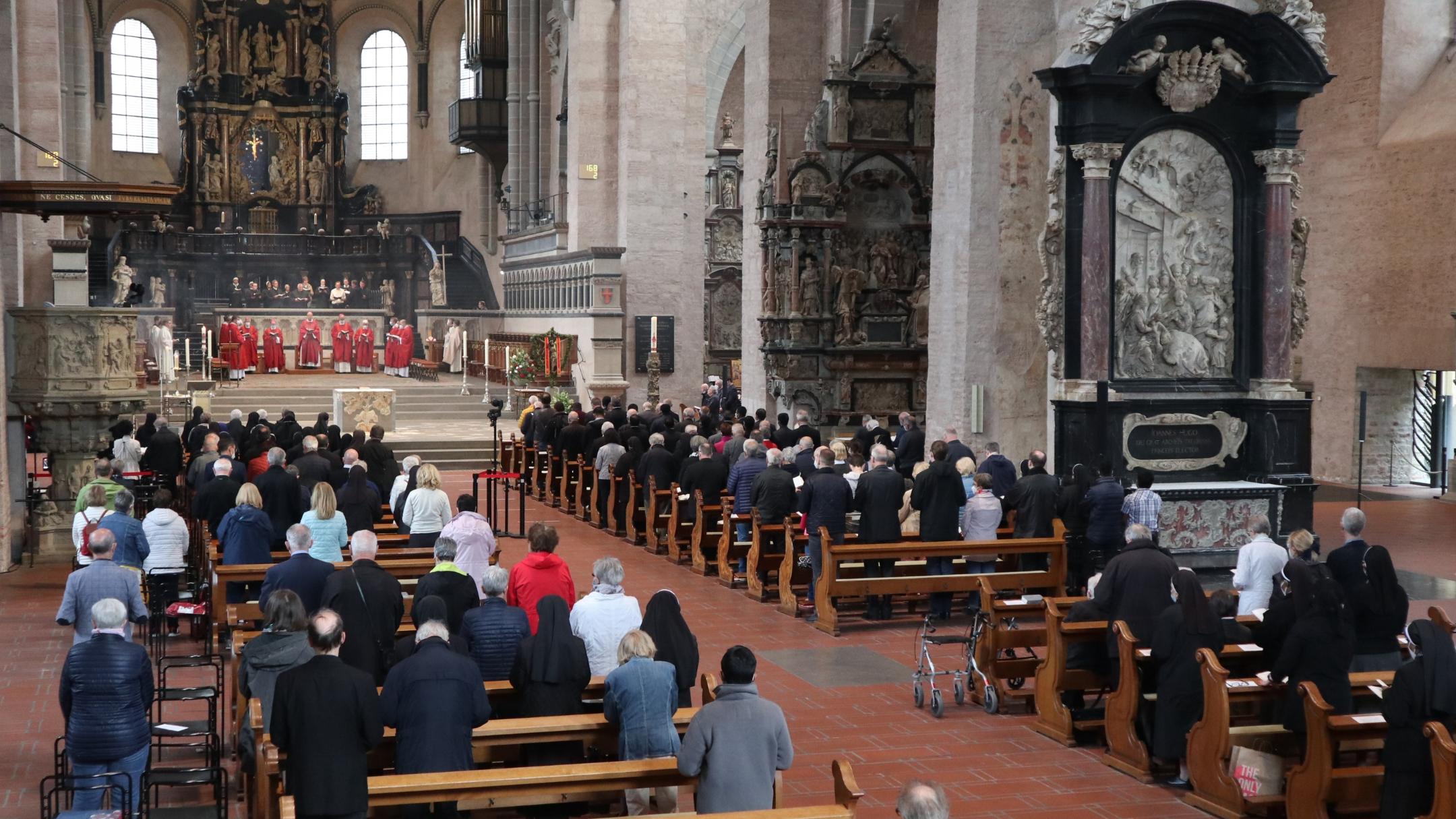 Ordensleute und Priester kamen nach ihren Austauschtreffen zum gemeinsamen Gottesdienst mit Pilgerinnen und Pilgern der Heilig-Rock-Tage zusammen. (Foto: Bistum Trier/J. Rupp)