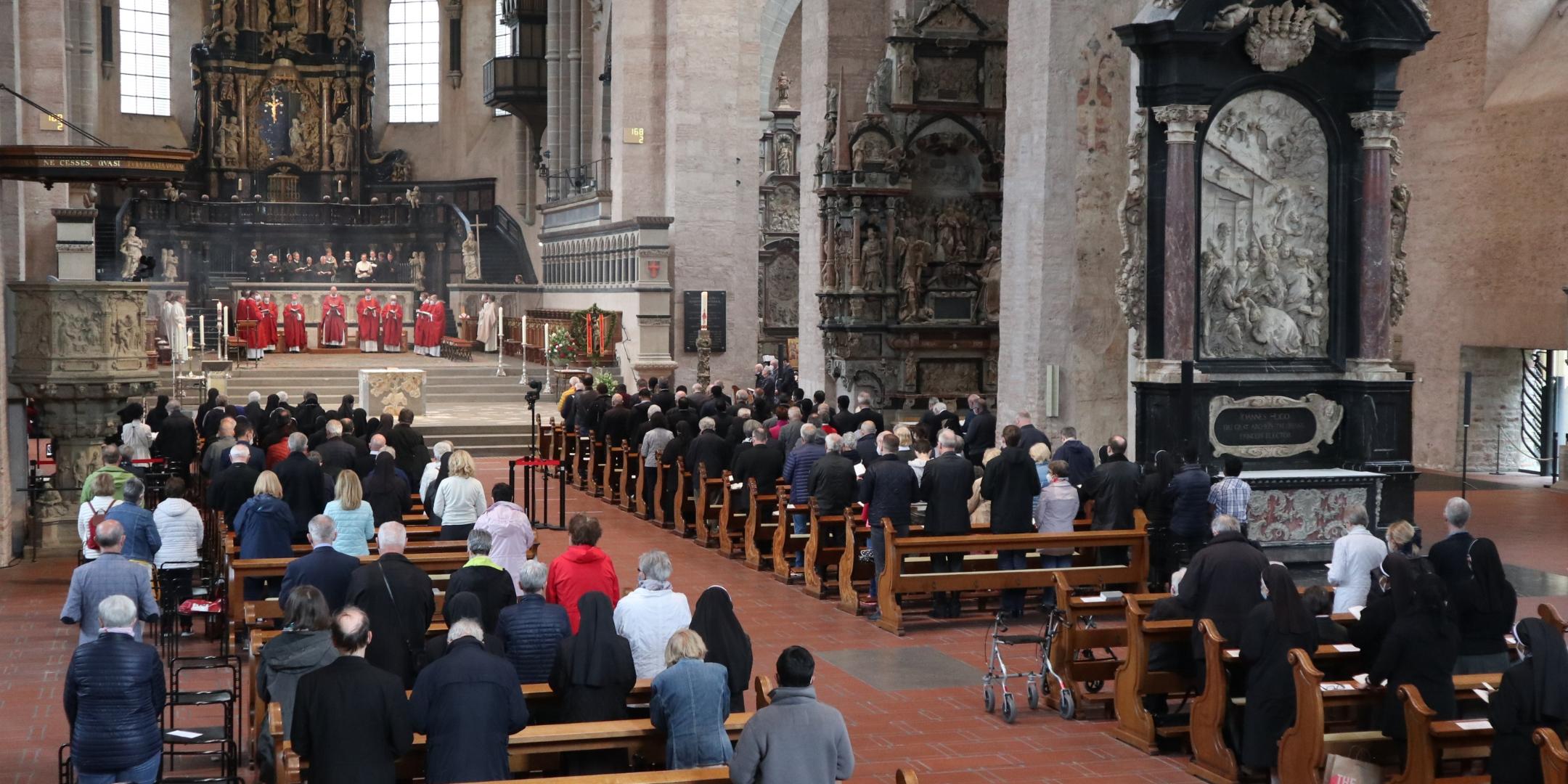 Ordensleute und Priester kamen nach ihren Austauschtreffen zum gemeinsamen Gottesdienst mit Pilgerinnen und Pilgern der Heilig-Rock-Tage zusammen. (Foto: Bistum Trier/J. Rupp)