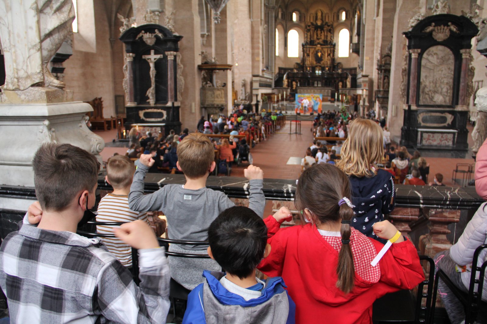 Im Rahmen des Begegnungstages der Förderschulen und ihren Partnerschulen gab es im Dom ein kunterbuntes Mitmach-Konzert mit dem Kinderliederkünstler Reinhard Horn. Foto: Simone Bastreri