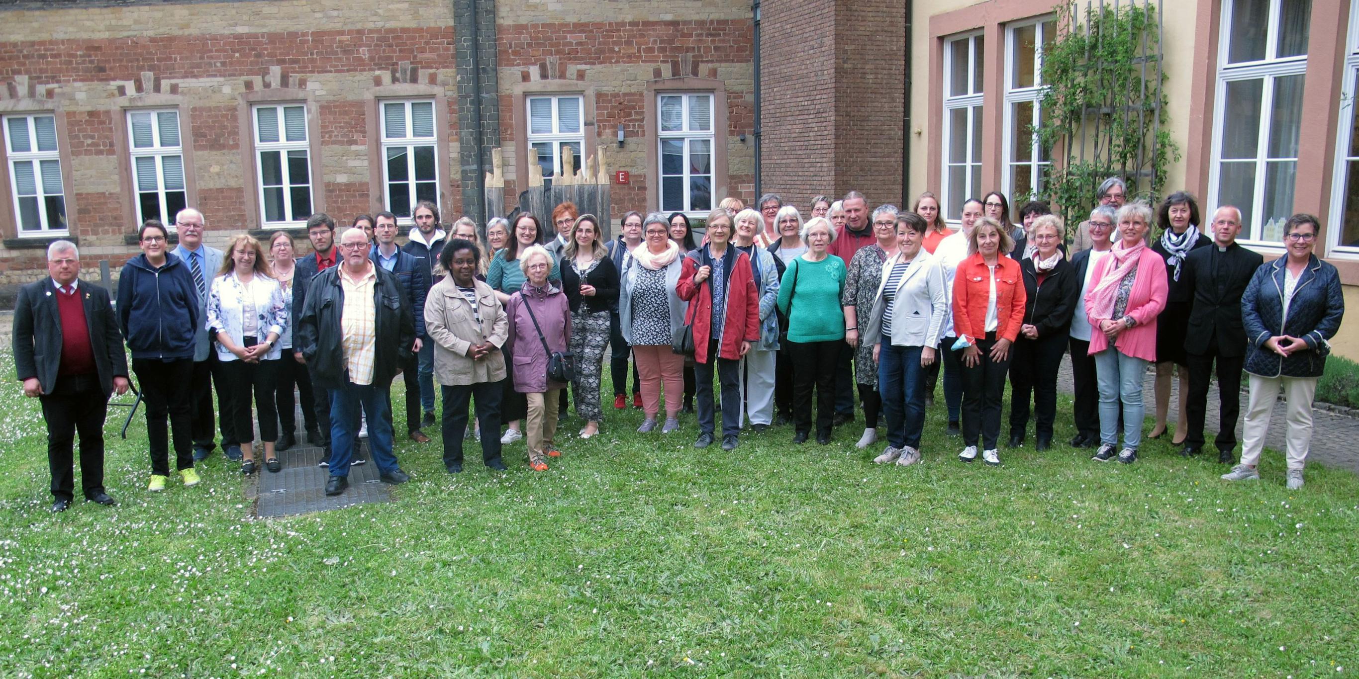 Gruppenbild mit Pfarrer Carsten Rupp vom Arbeitsbereich Liturgie im Bistum Trier (2.v.r.) (Foto: Stefan Schneider/Bistum Trier)