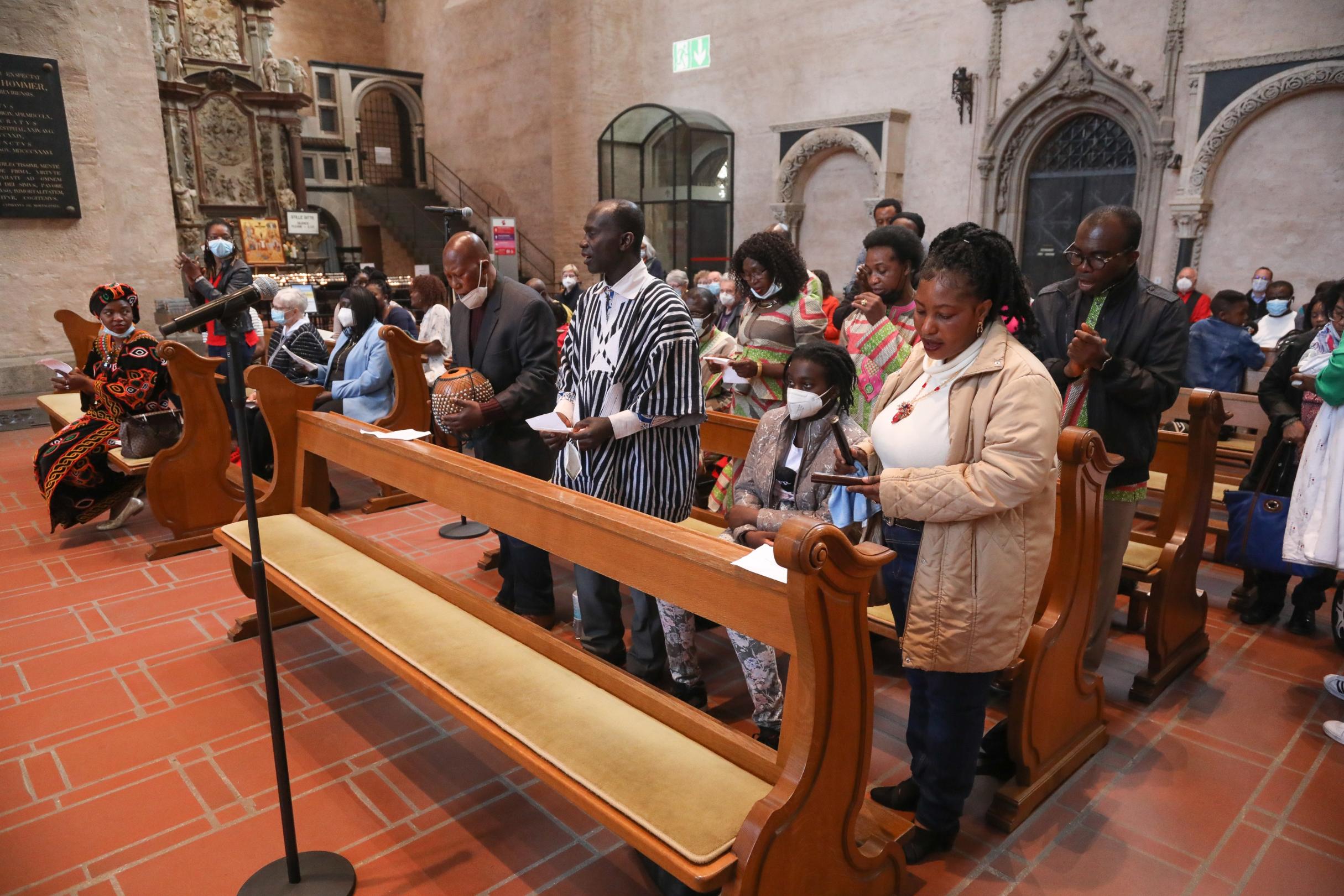 Frankophone und anglophone Gläubige aus Saarbrücken musizieren im Kirchenschiff